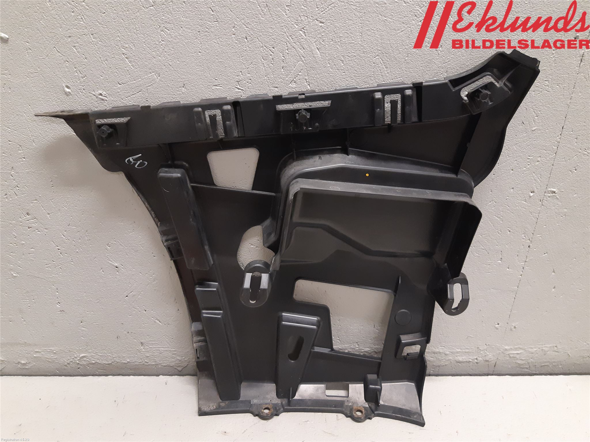 BMW 3 F30/F31/F80 12-19 Stötfångarfäste Bak Hö