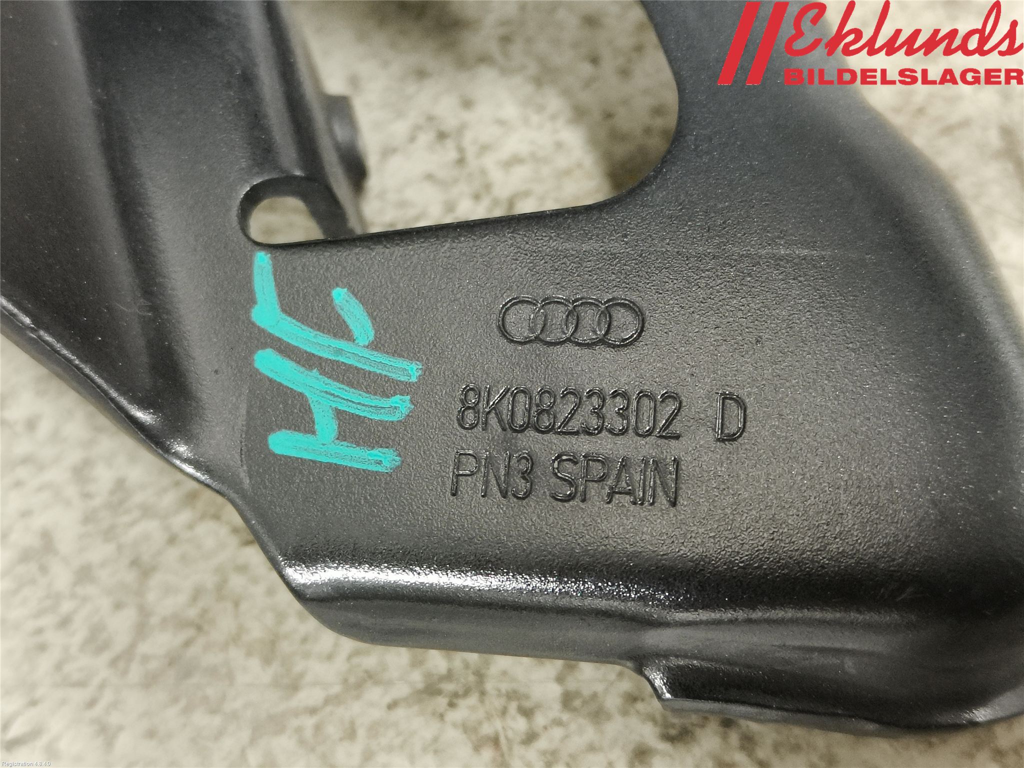 Audi A4 12-15 Huvgångjärn