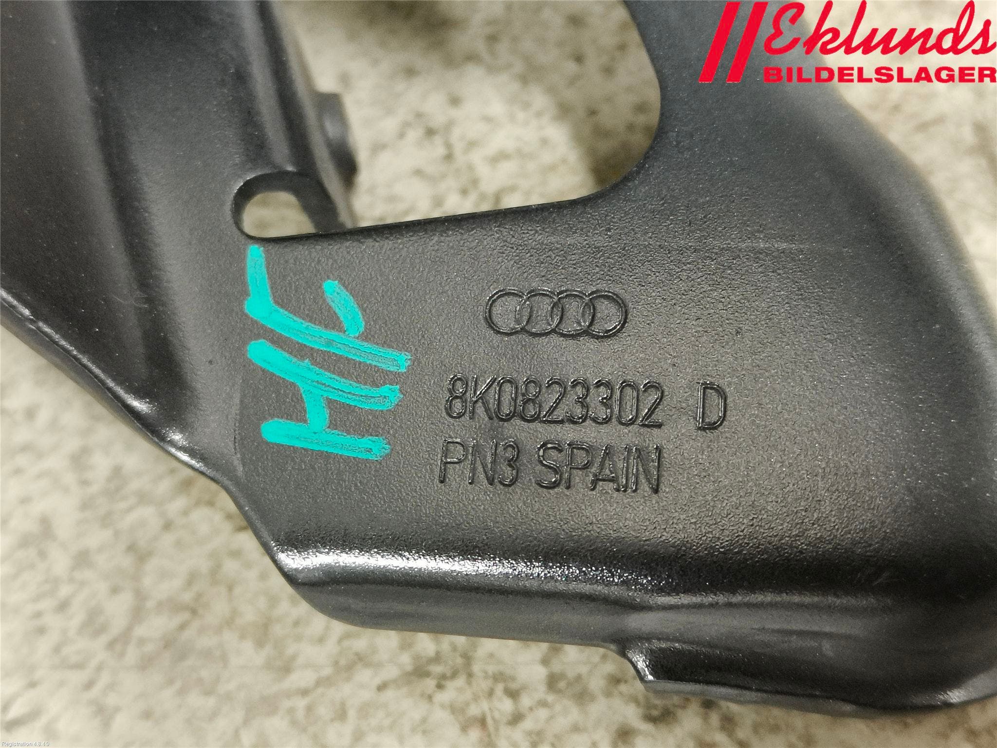 Audi A4 12-15 Huvgångjärn