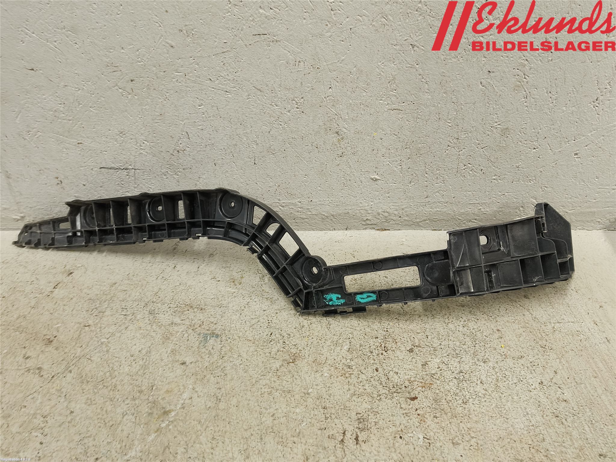 Volkswagen VW PASSAT 11-14 Stötfångarfäste Bak Hö