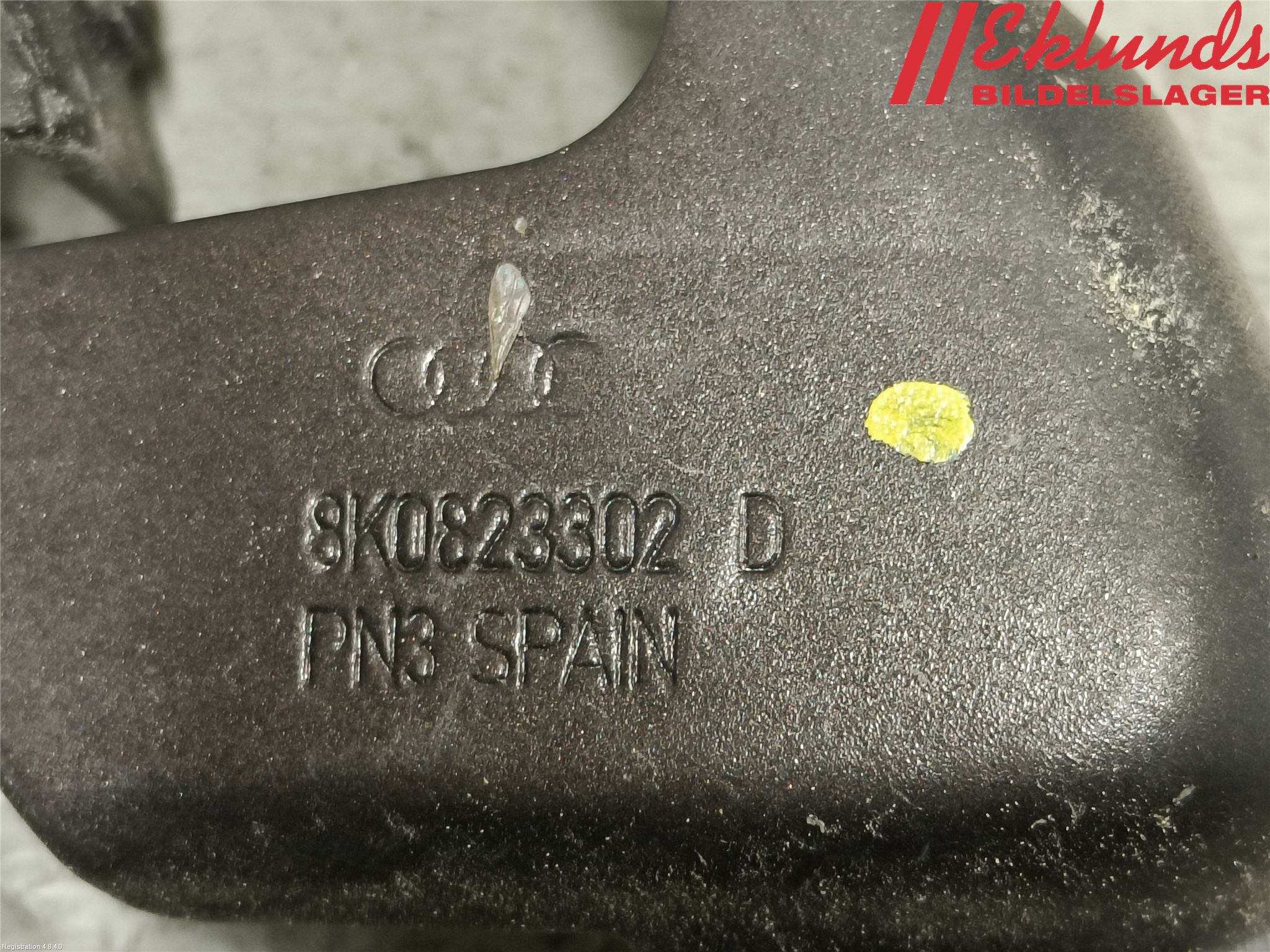 Audi A4 12-15 Huvgångjärn