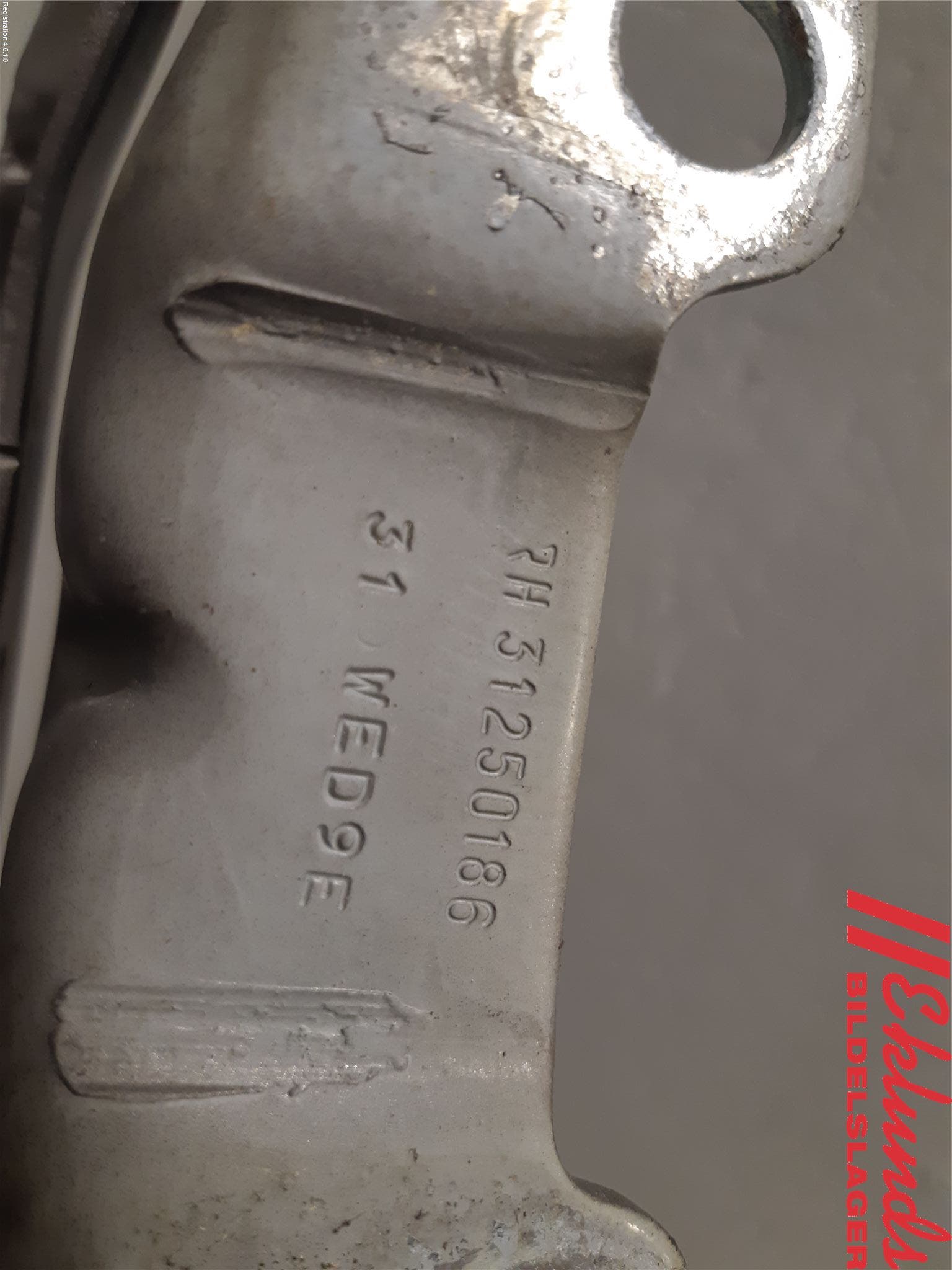 Volvo V70 08-13 Huvgångjärn