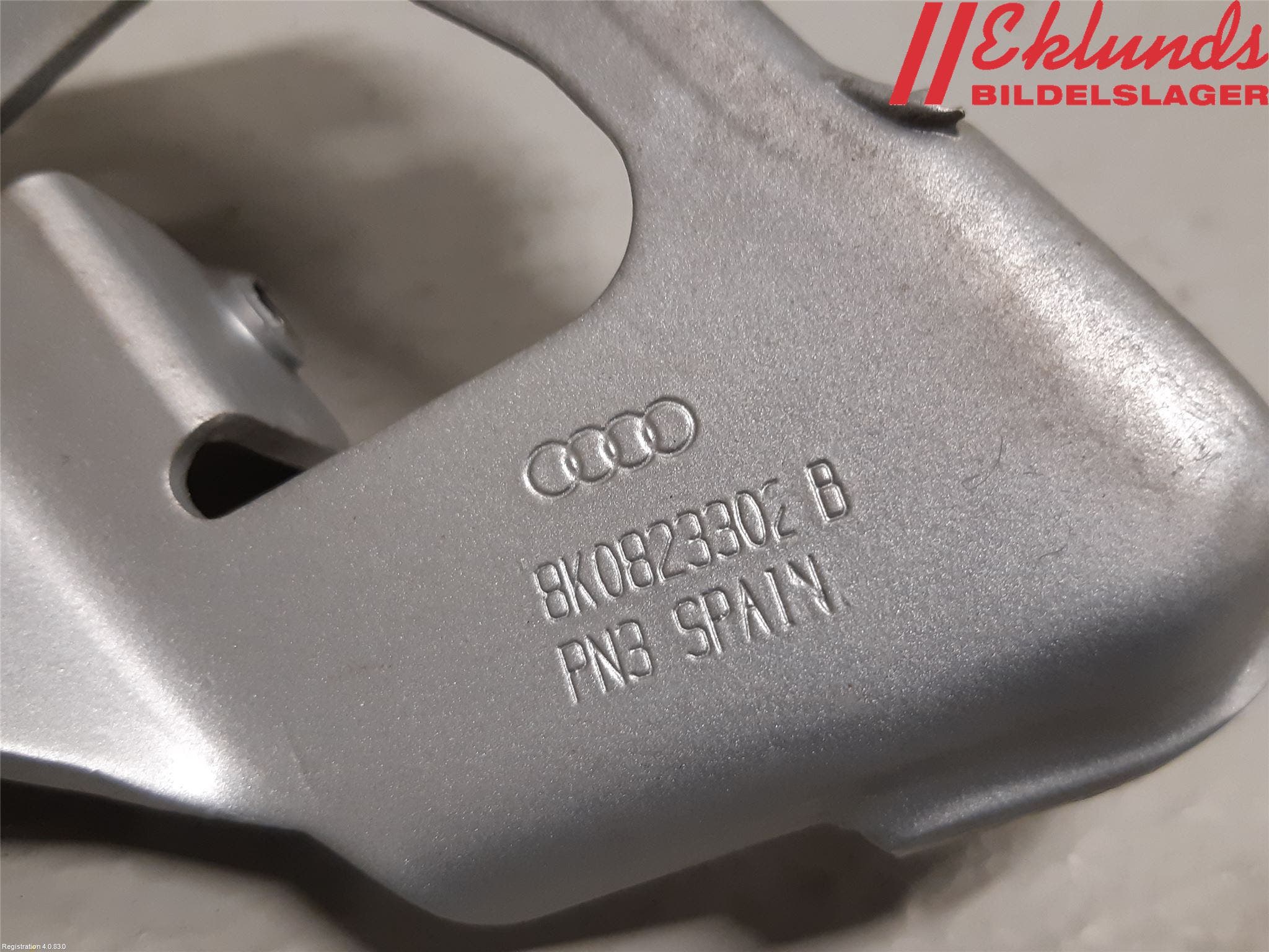 Audi A4/S4 08-11 Huvgångjärn