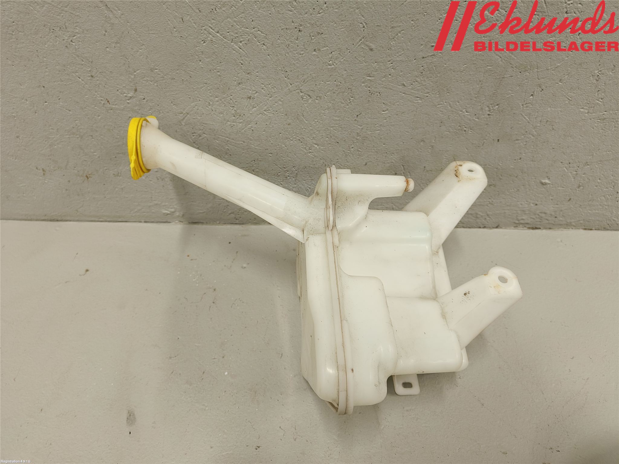 Toyota YARIS XP130 12-14 Spolartank Vindruta