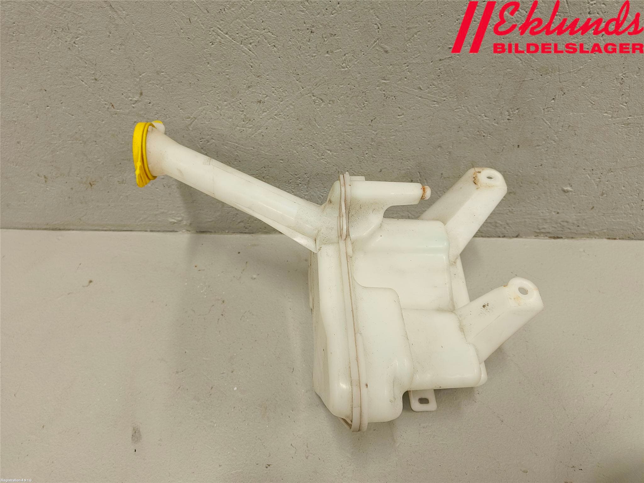 Toyota YARIS XP130 12-14 Spolartank Vindruta