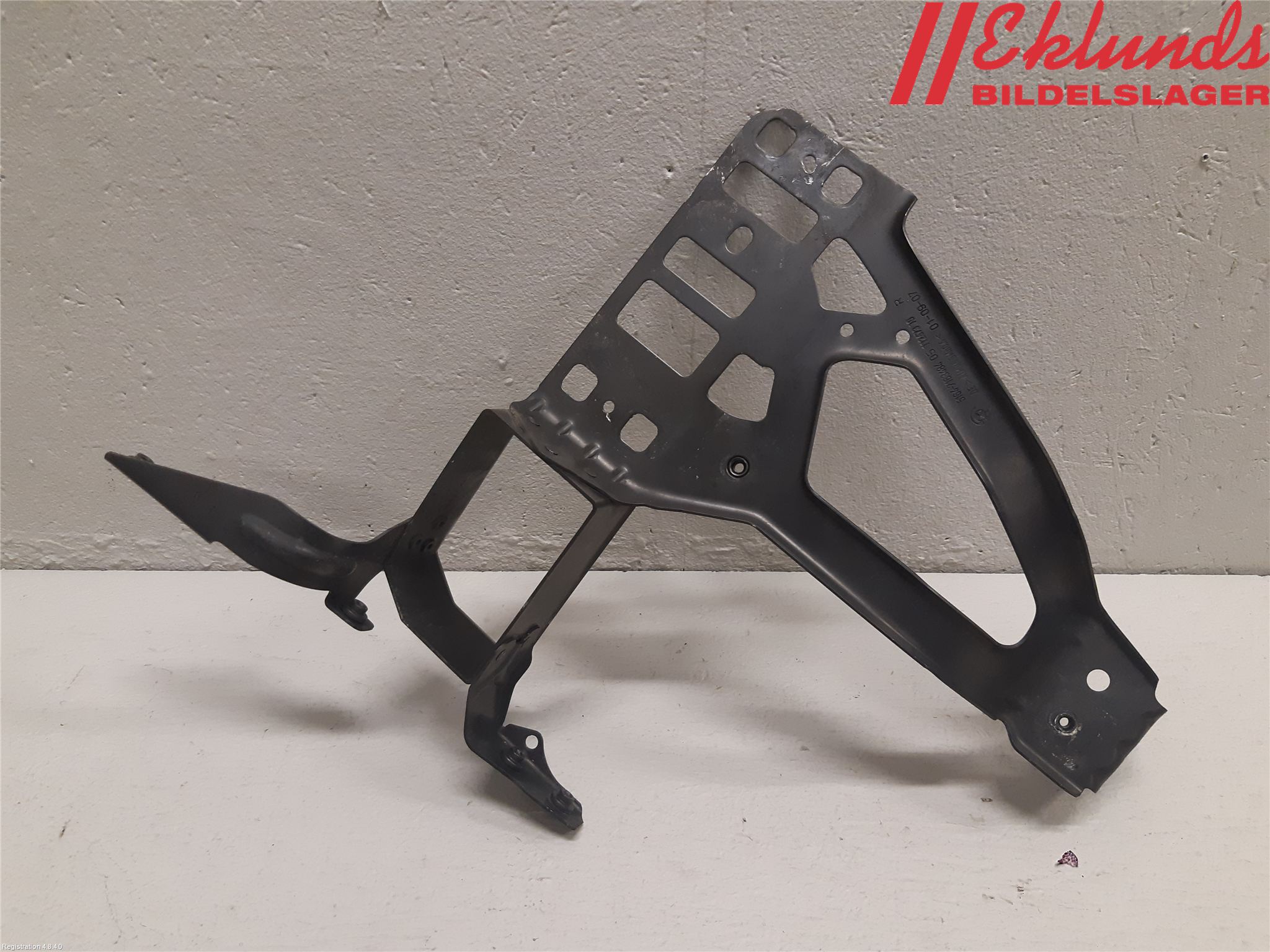 BMW 5 E60/61 Sed/Tou 02-10 Strålkast Fästsarg