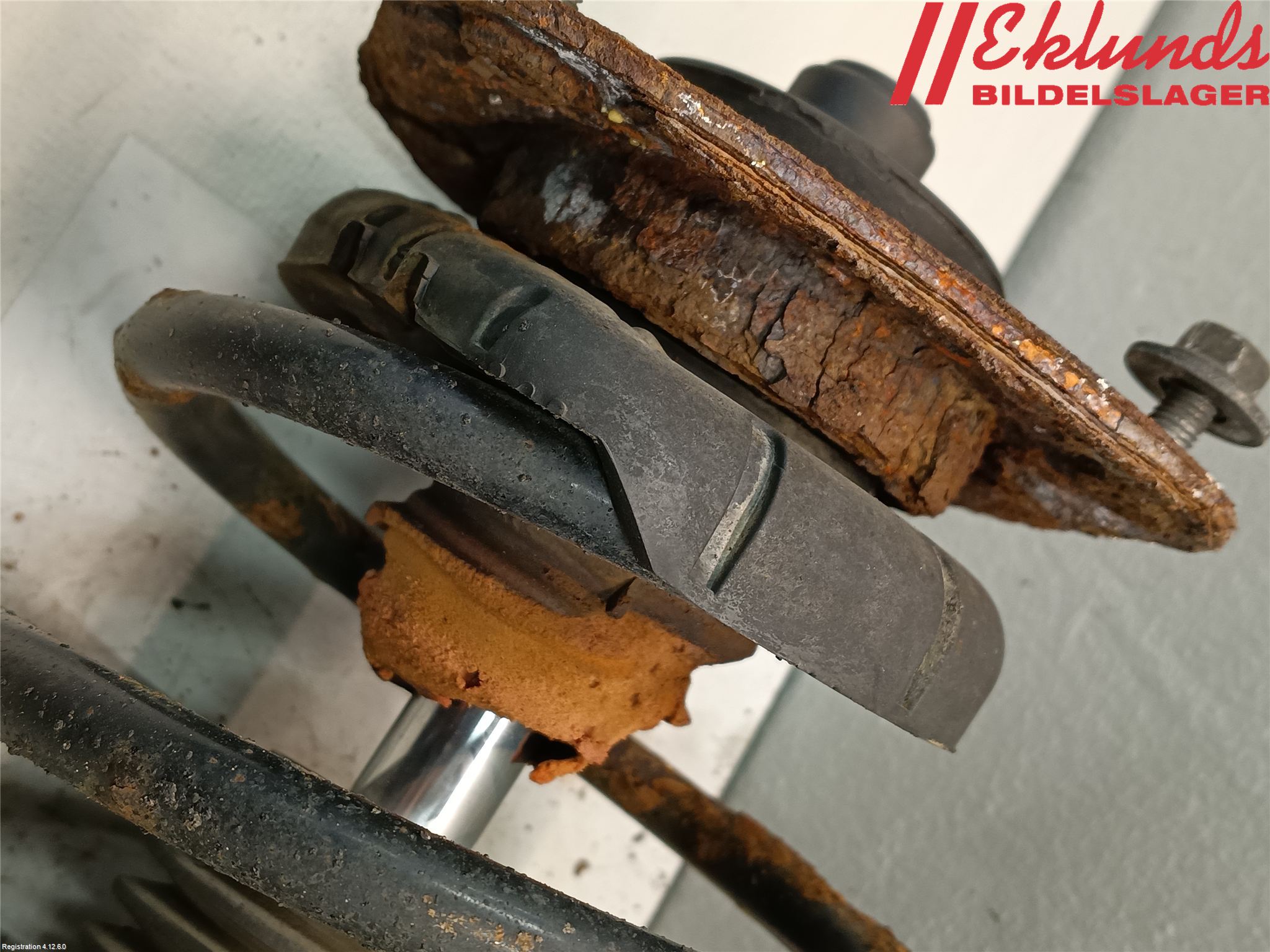 Volvo V70 05-08 Fjäderben Fram Höger