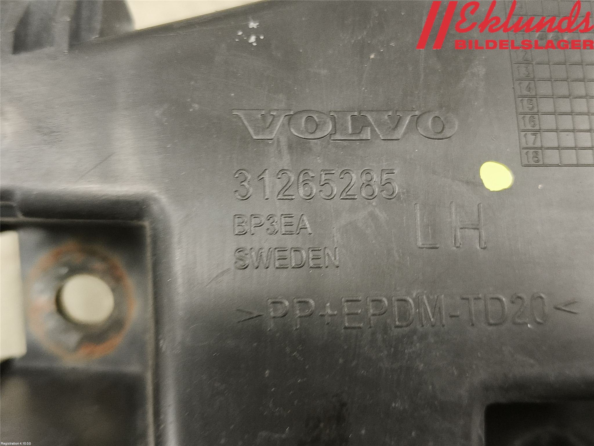Volvo V60 11-13 Stötfångarfäste Bak Vä