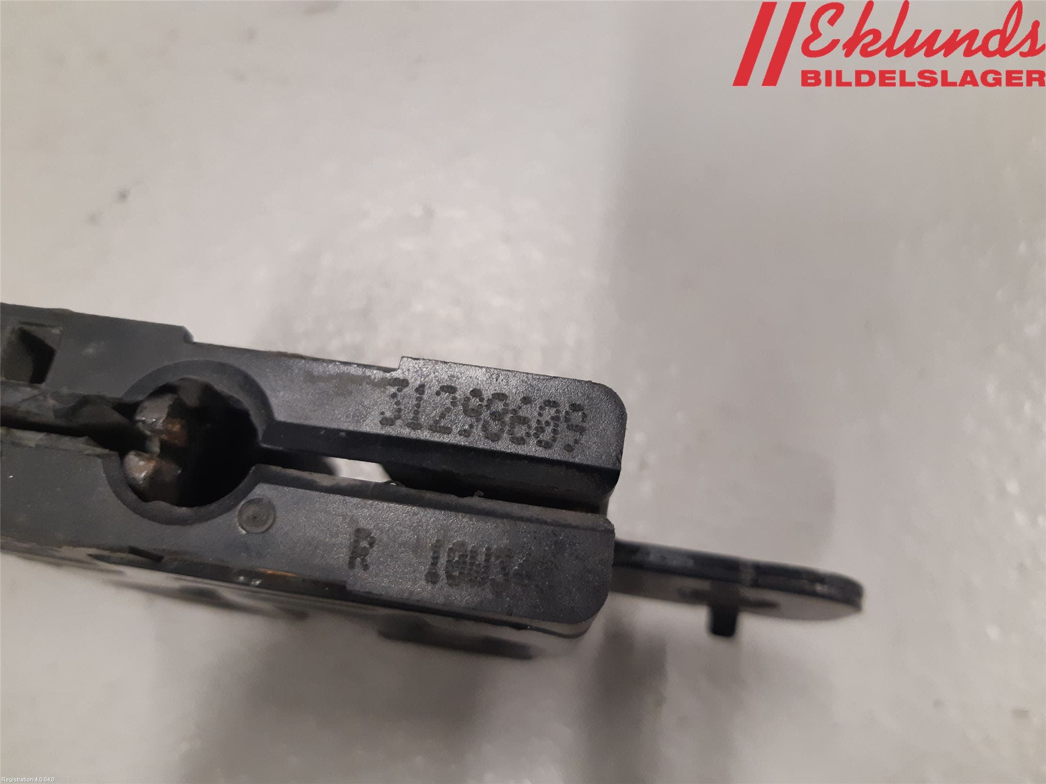 Volvo V70 08-13 Huvlås