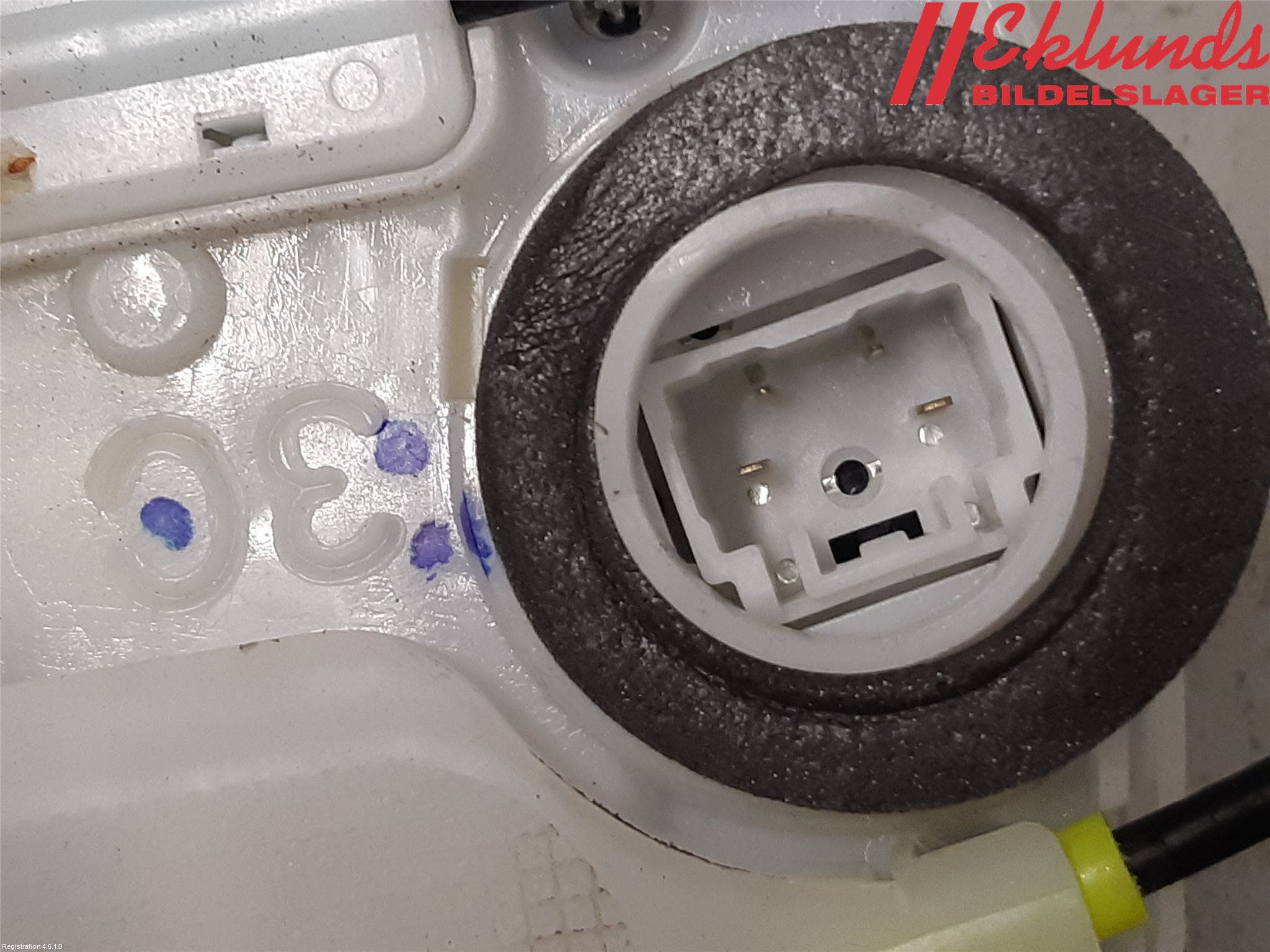 Toyota YARIS XP130 12-14 Låskista-Dörrlås