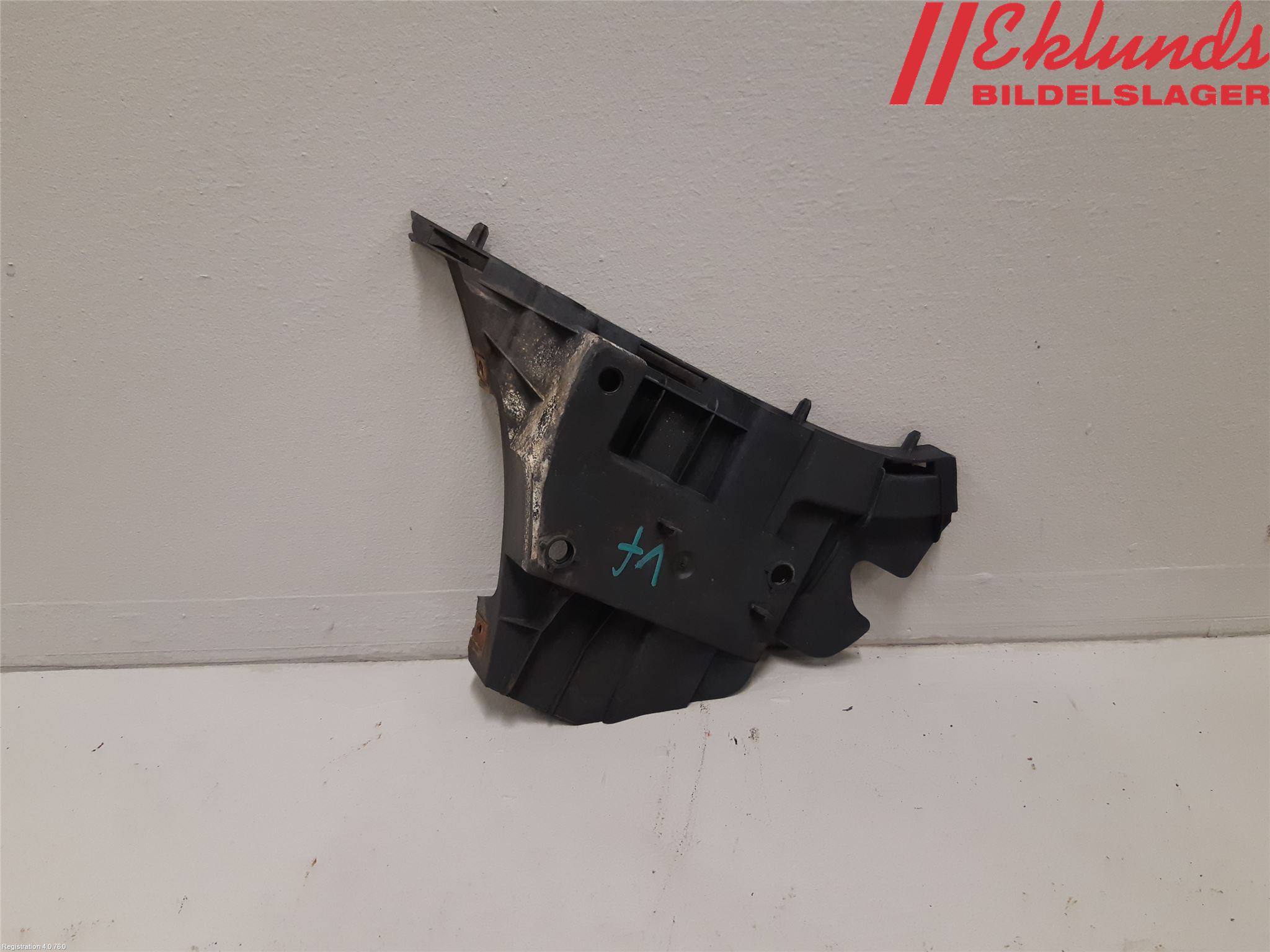 Volvo V70 08-13 Stötfångarfäste Fram Vä