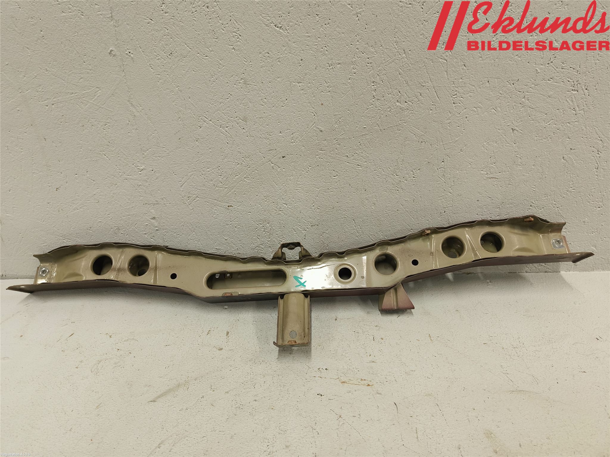 Toyota AVENSIS 09-15 Front Huvlåsplåt-Balk