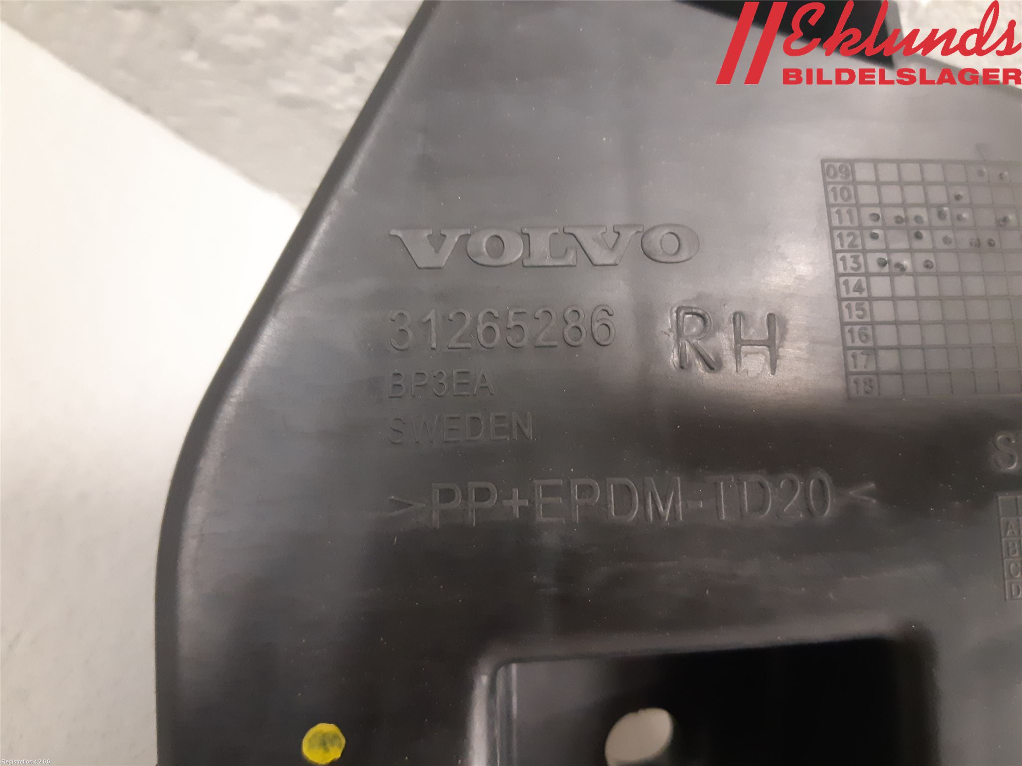 Volvo V60 11-13 Stötfångarfäste Bak Hö