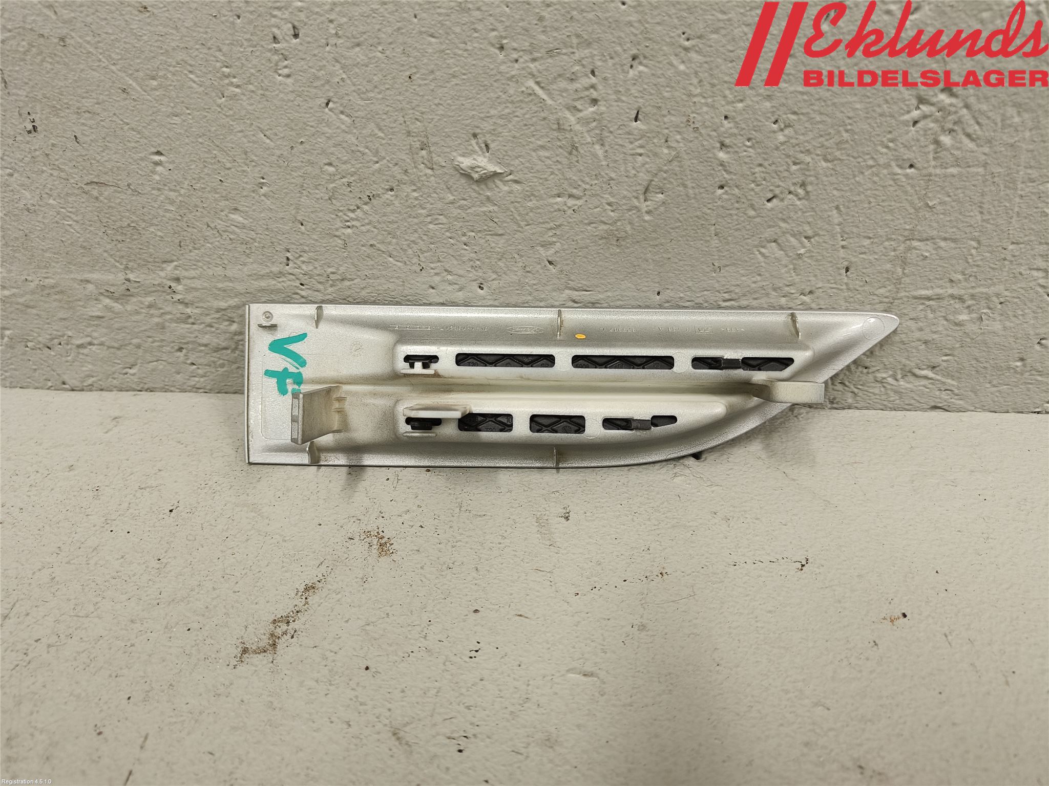 Ford KUGA 08-12 List Framskärm Vä