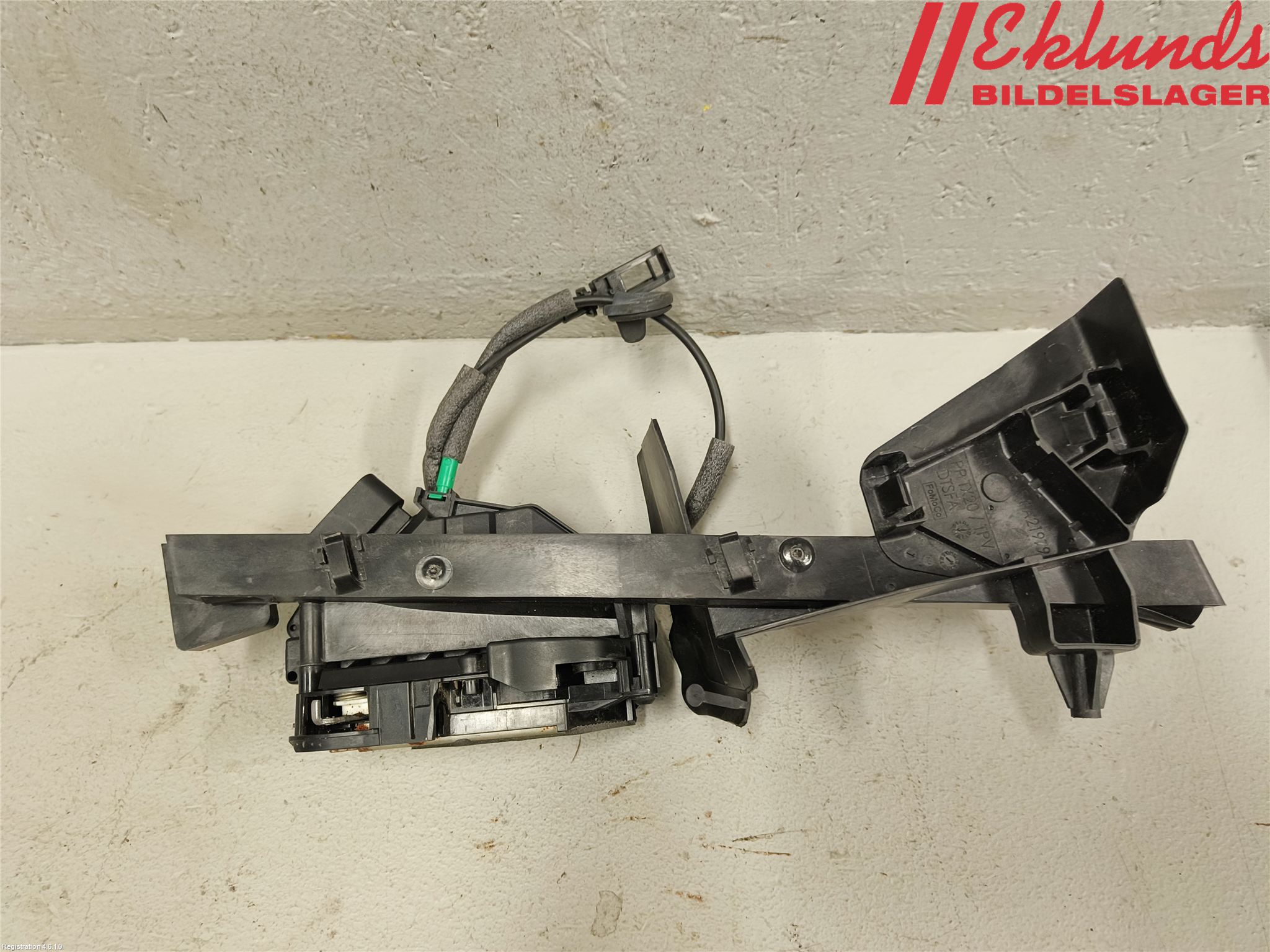 Ford KUGA 17-19 Låskista-Dörrlås