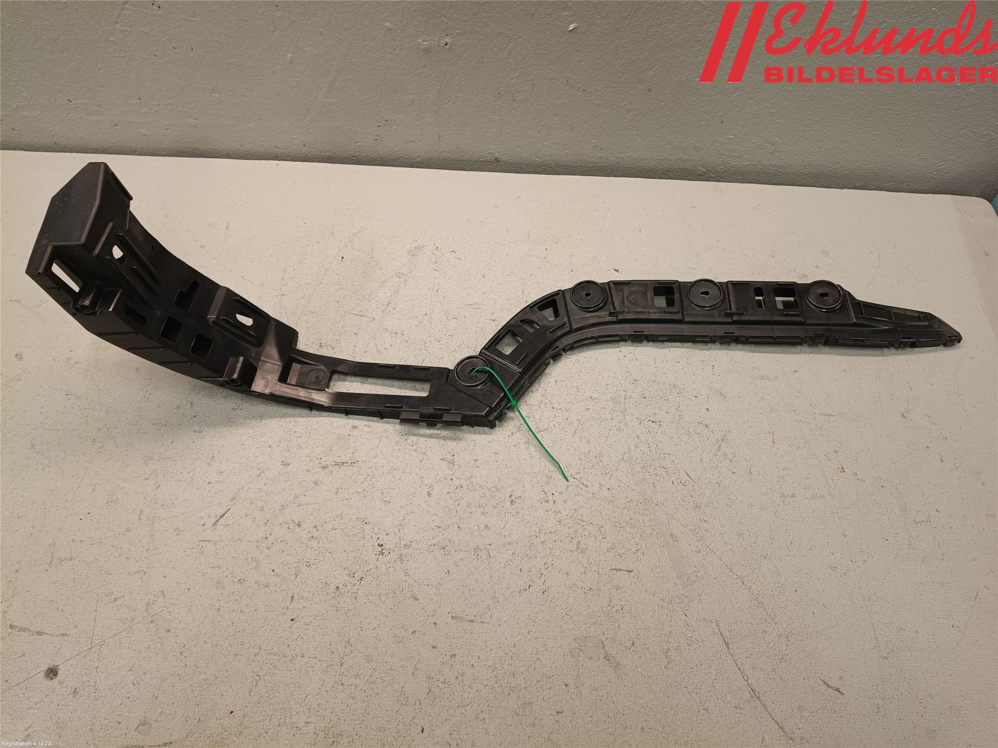 Volkswagen VW PASSAT 11-14 Stötfångarfäste Bak Hö