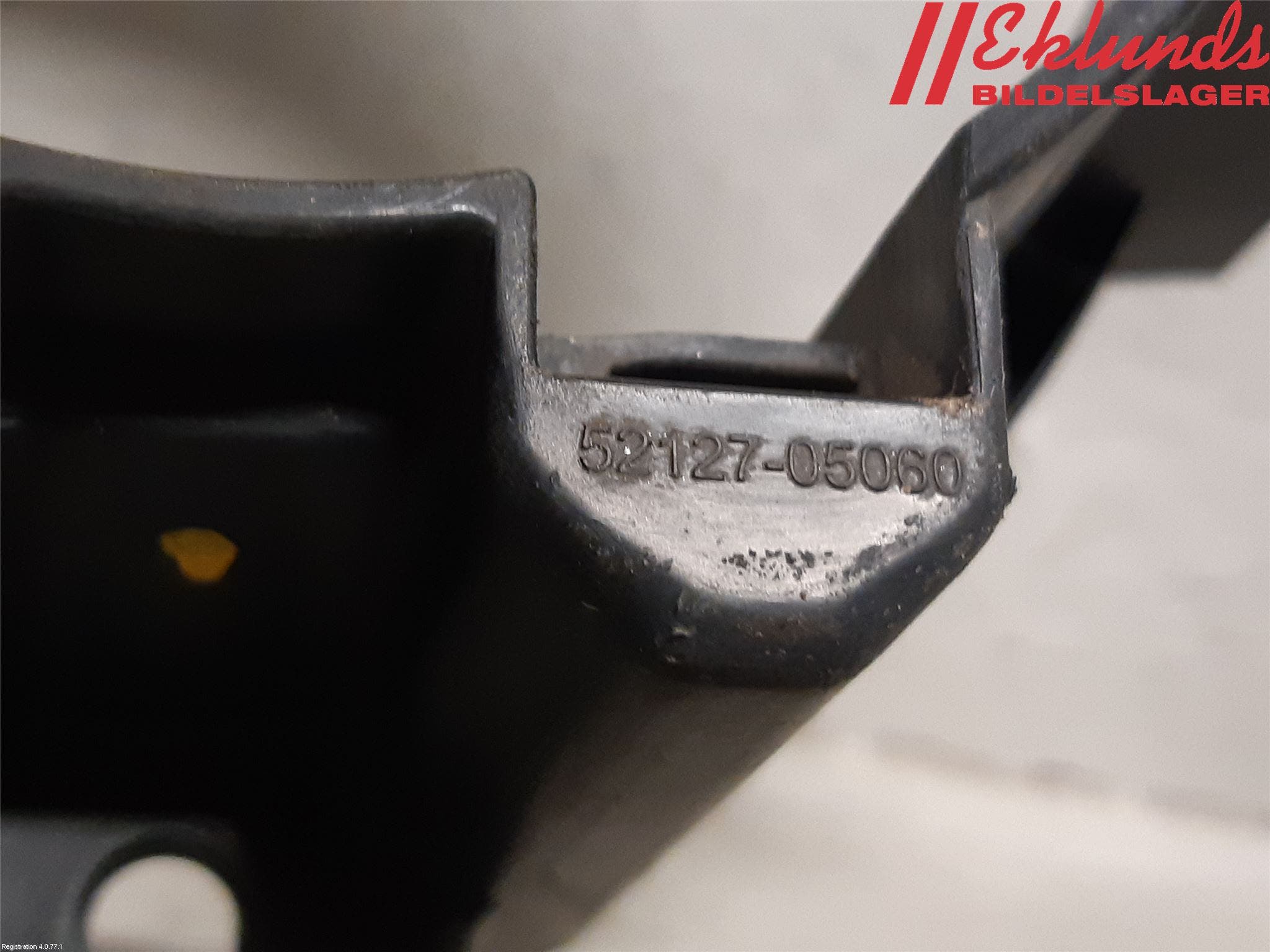 Toyota AVENSIS 09-15 Dimljussarg Fram