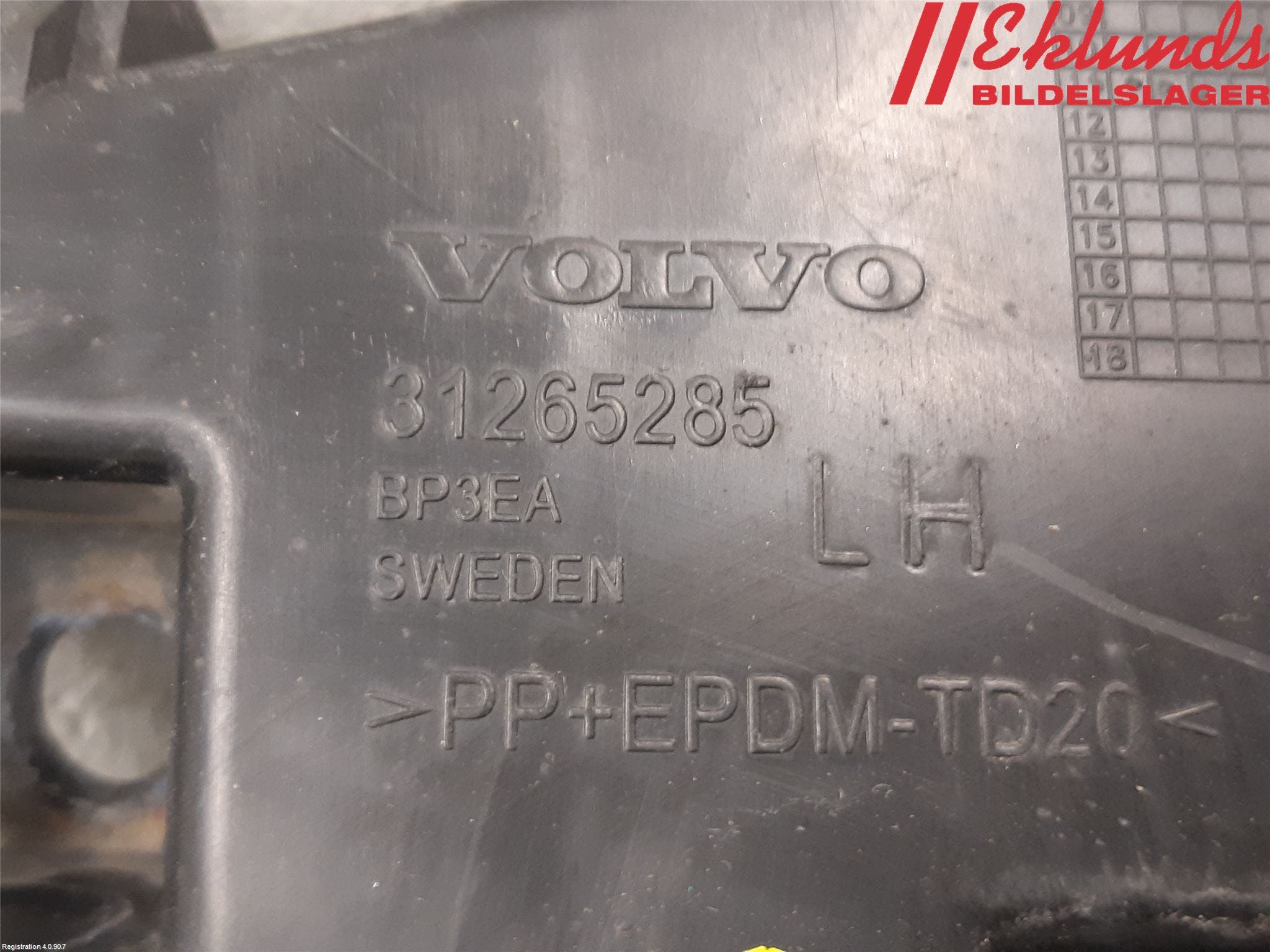 Volvo V60 11-13 Stötfångarfäste Bak Vä