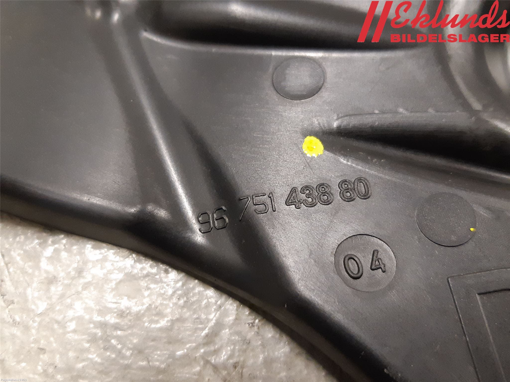 Peugeot 208 12-15 Skärmfäste Fram Hö