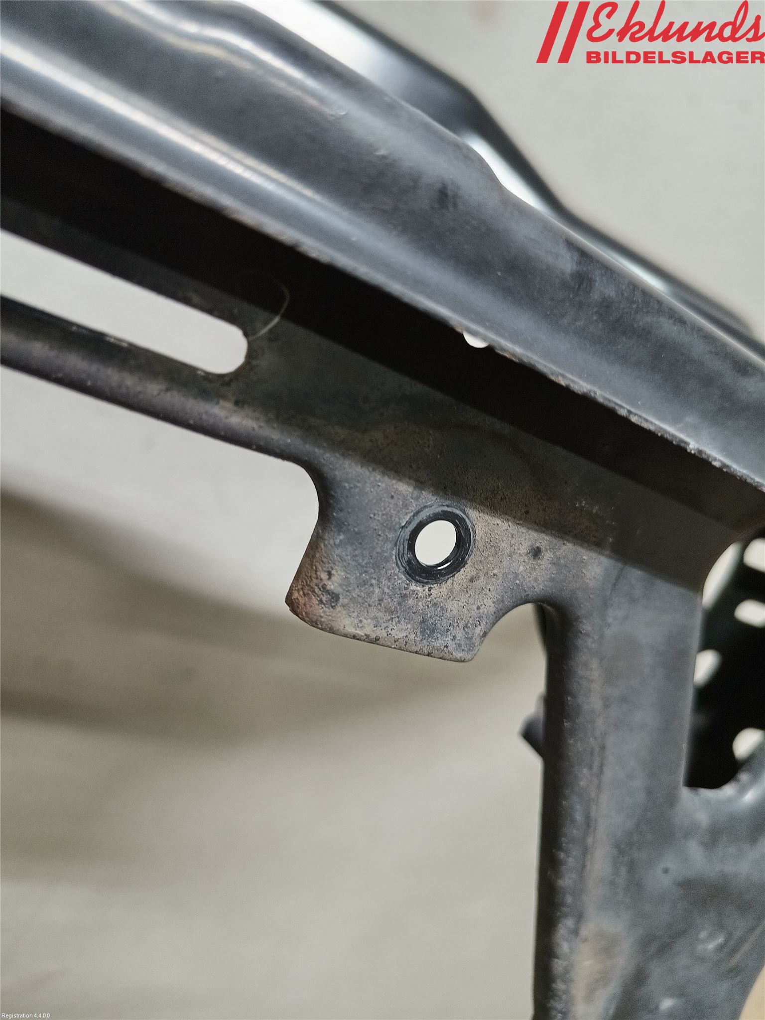 Volvo V70 05-08 Front Huvlåsplåt-Balk