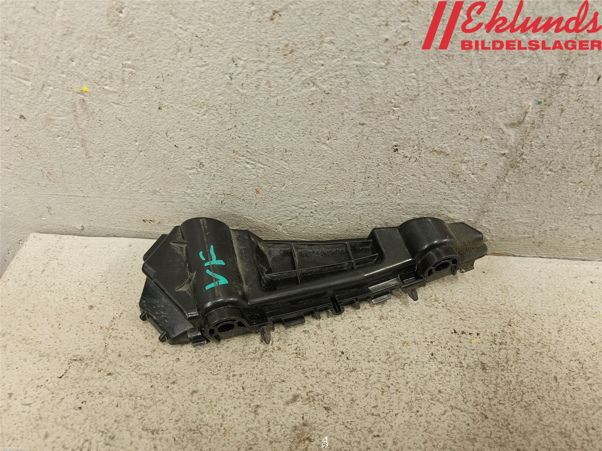 MG ZS EV 20- Stötfångarfäste Fram Vä