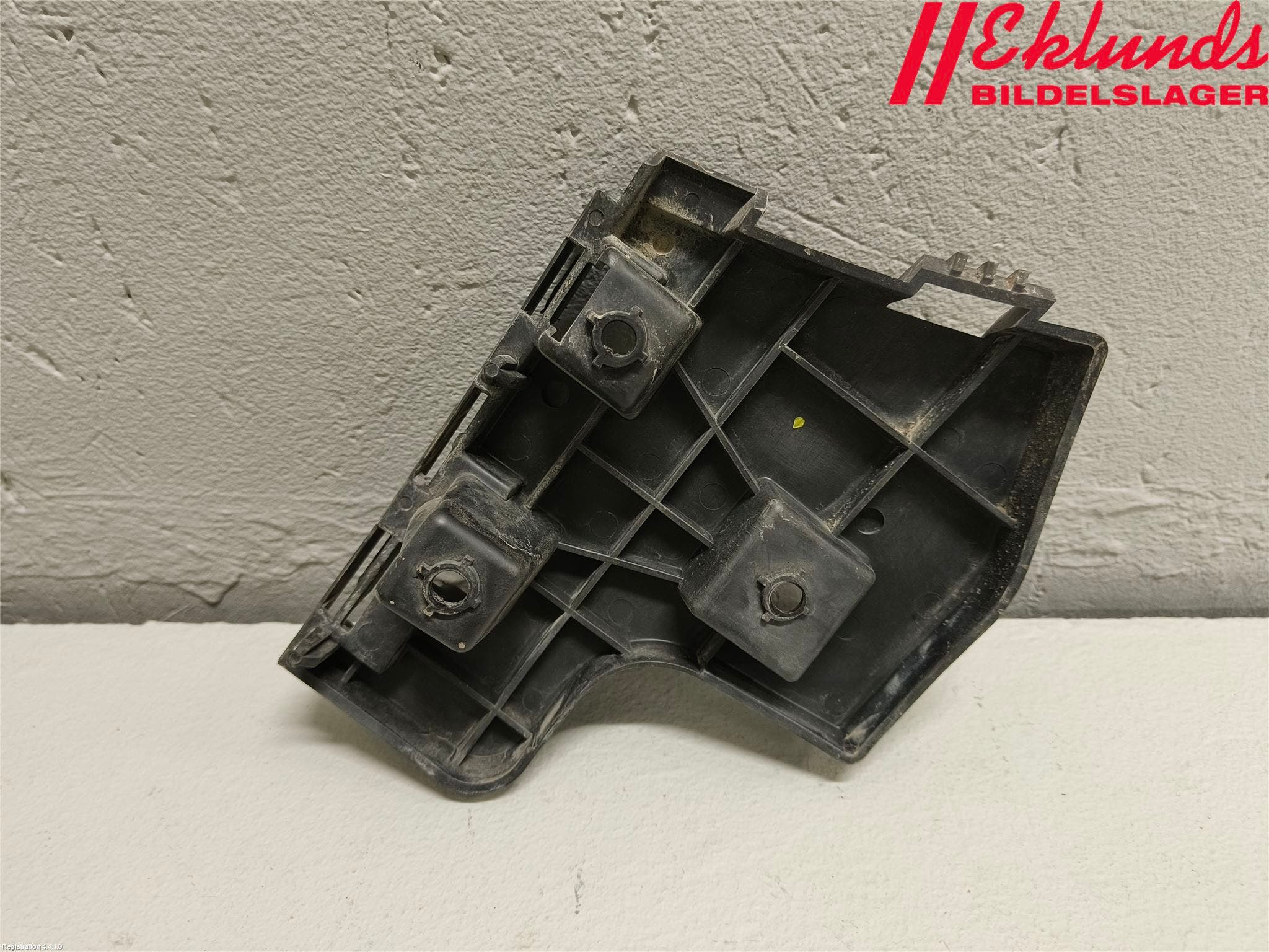 Volvo V60 11-13 Stötfångarfäste Bak Hö