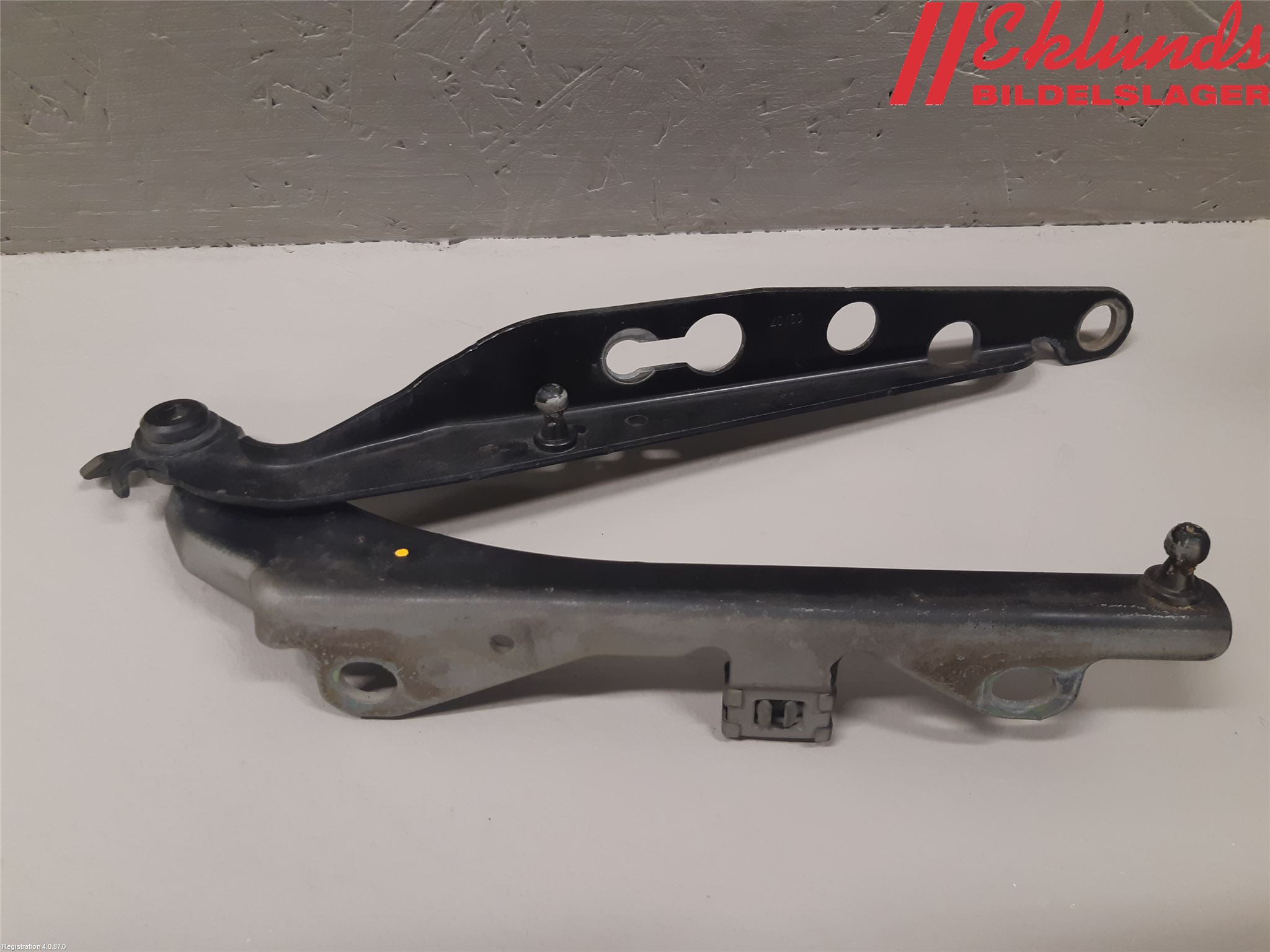 Volvo V70 05-08 Huvgångjärn