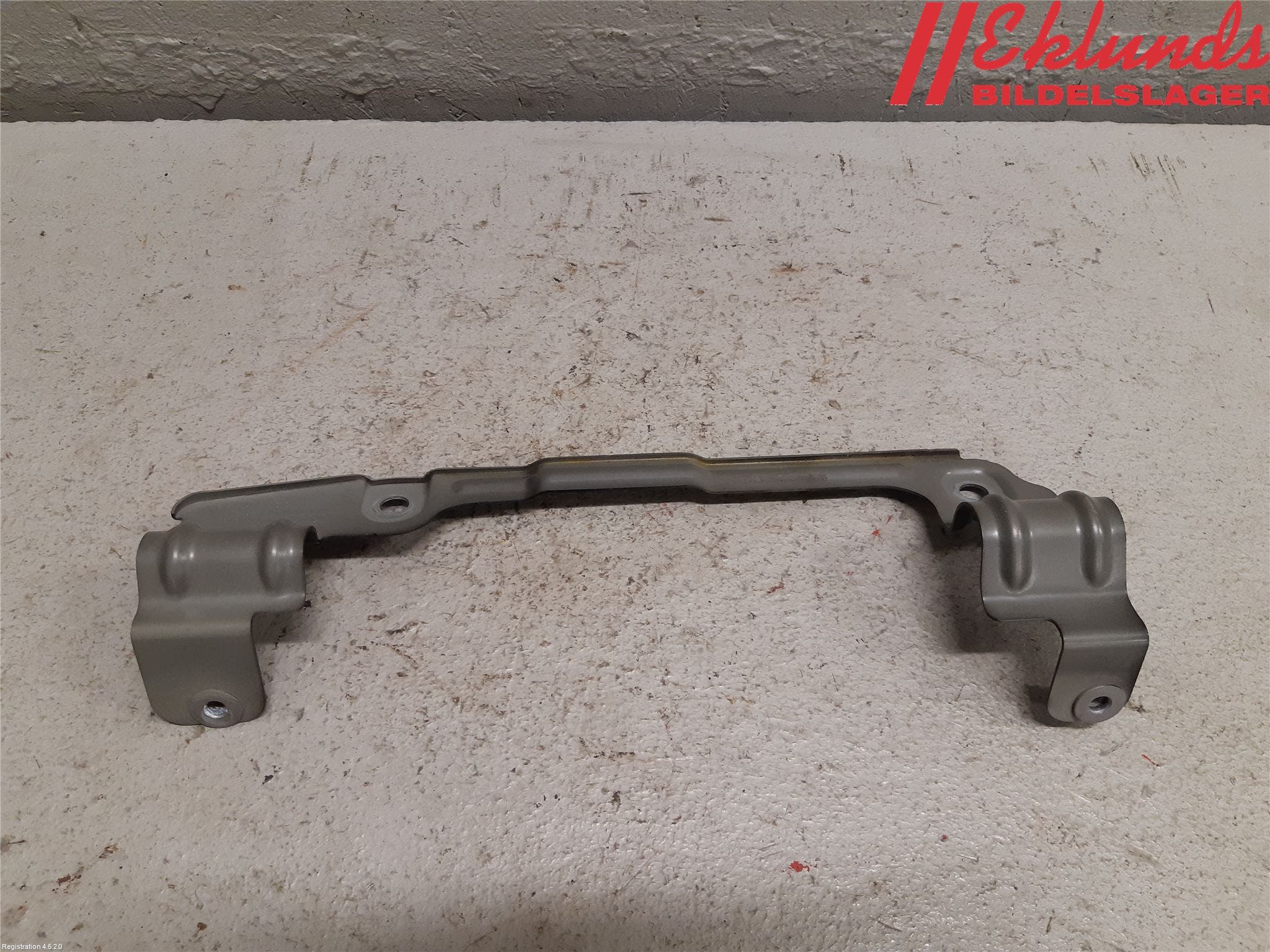 Audi A6 F2/C8 19- Skärmfäste Fram Hö