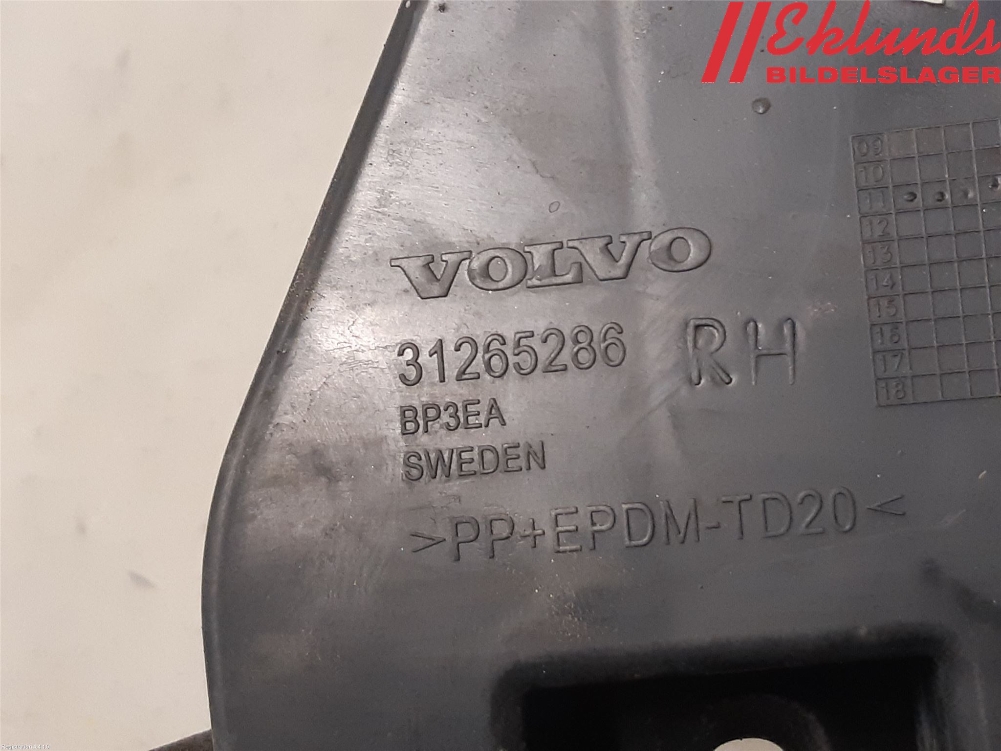 Volvo V60 11-13 Stötfångarfäste Bak Hö