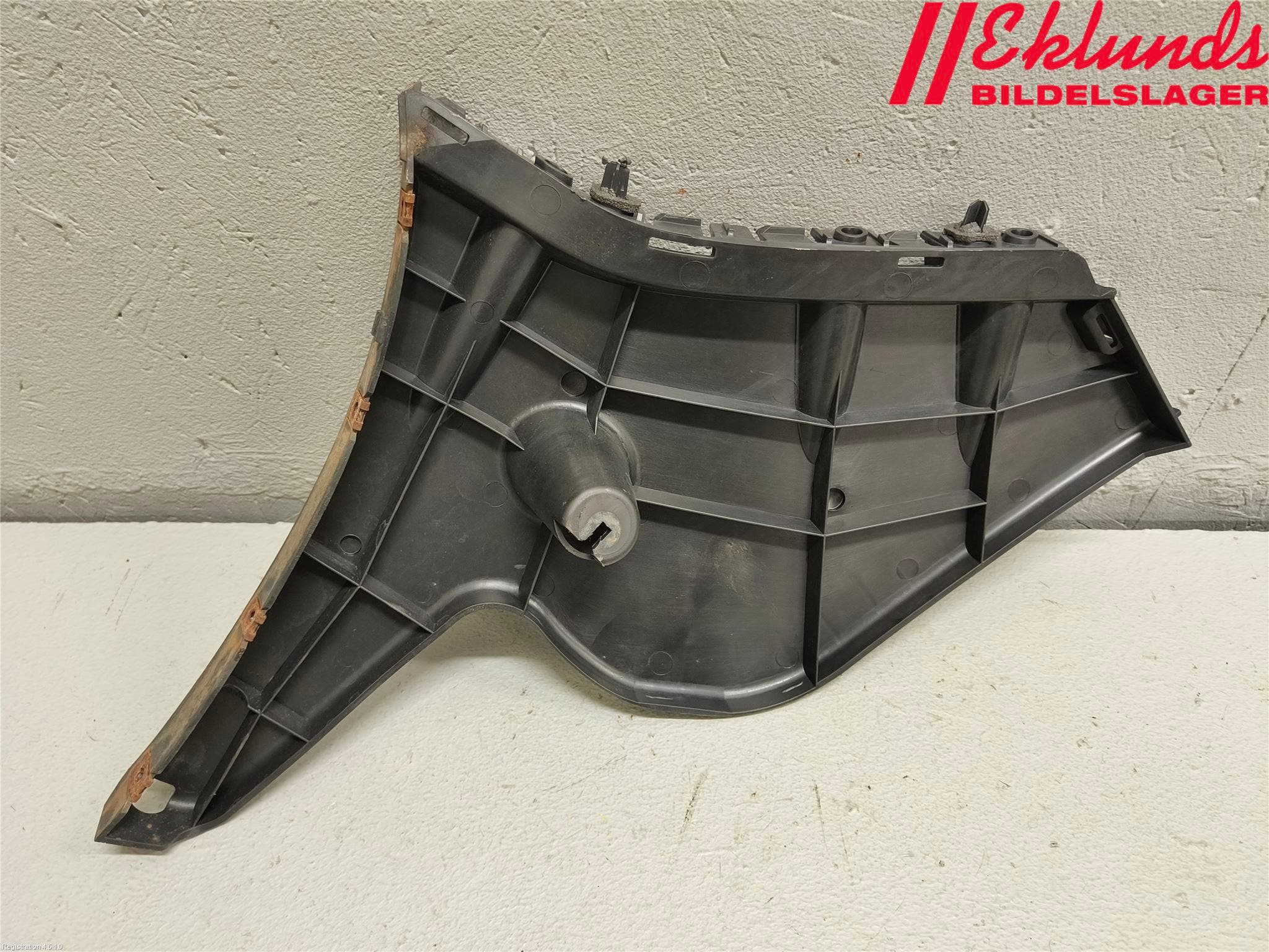 Volvo V60 11-13 Stötfångarfäste Bak Hö