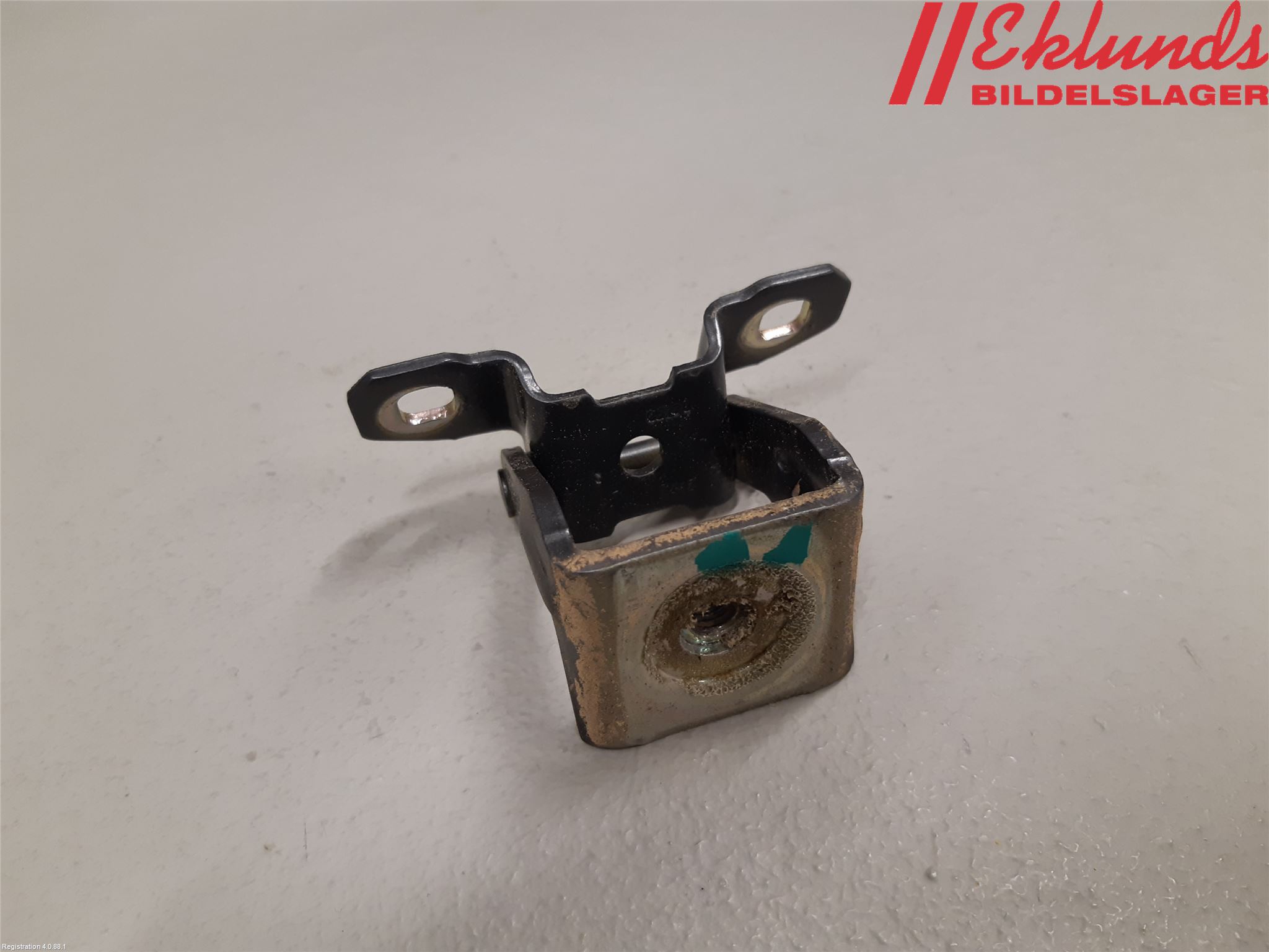 Fiat 500X 15- Bakluckegångjärn Vä