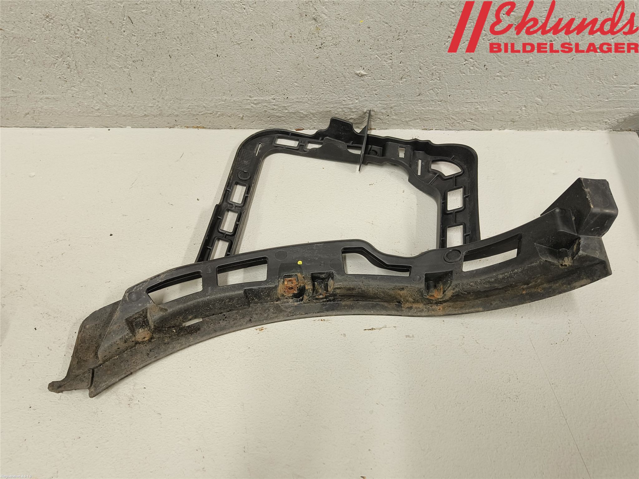 Volkswagen VW PASSAT 11-14 Stötfångarfäste Bak Hö