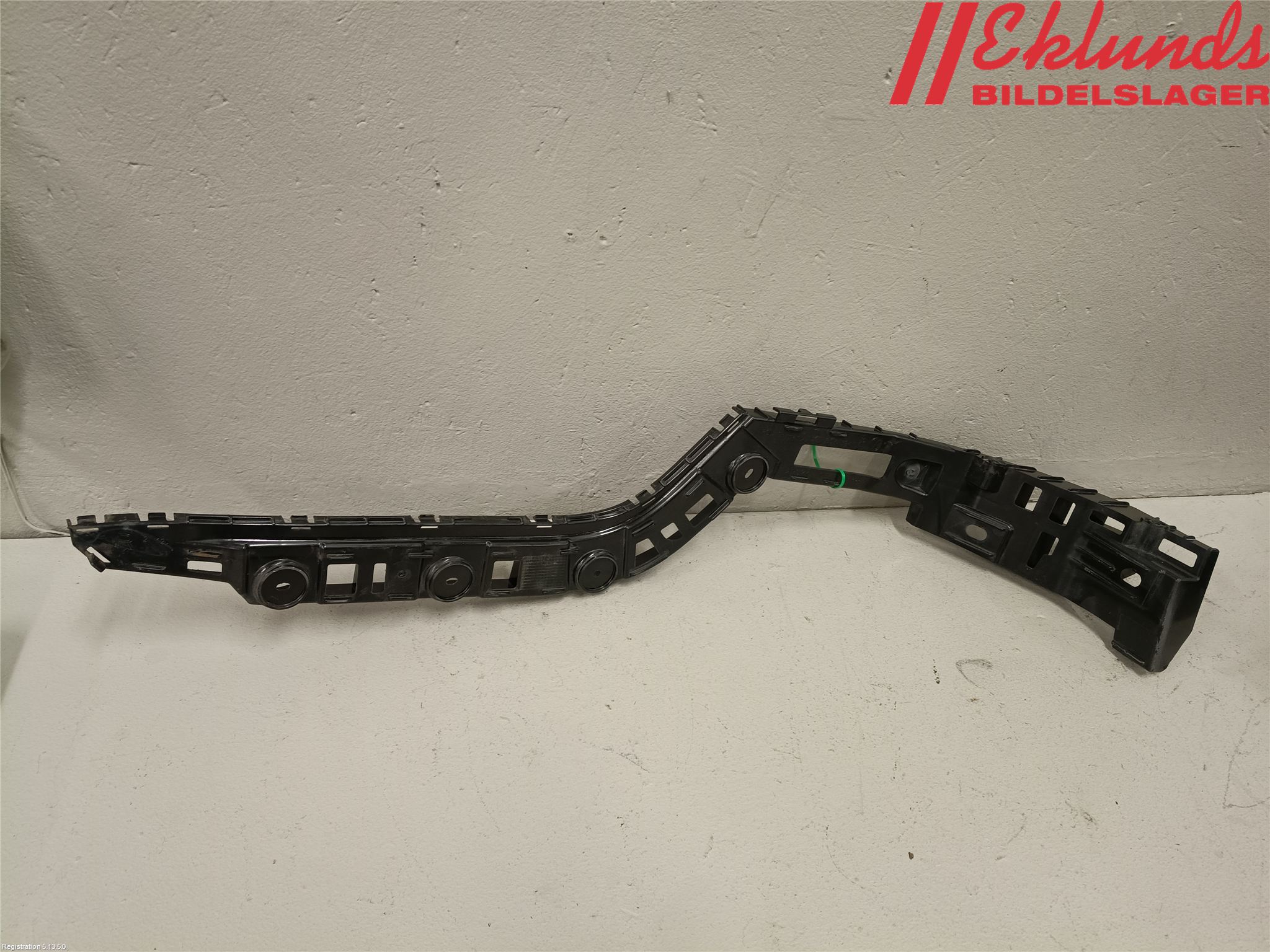 Volkswagen VW PASSAT 11-14 Stötfångarfäste Bak Hö