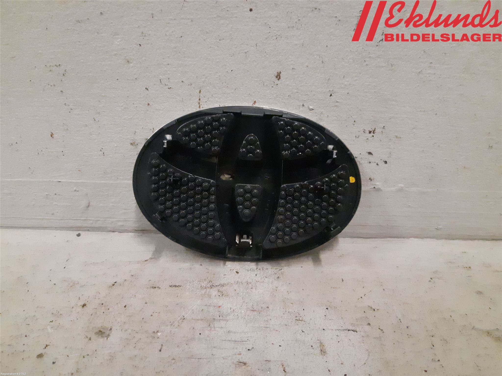 Toyota YARIS XP130 12-14 Emblem