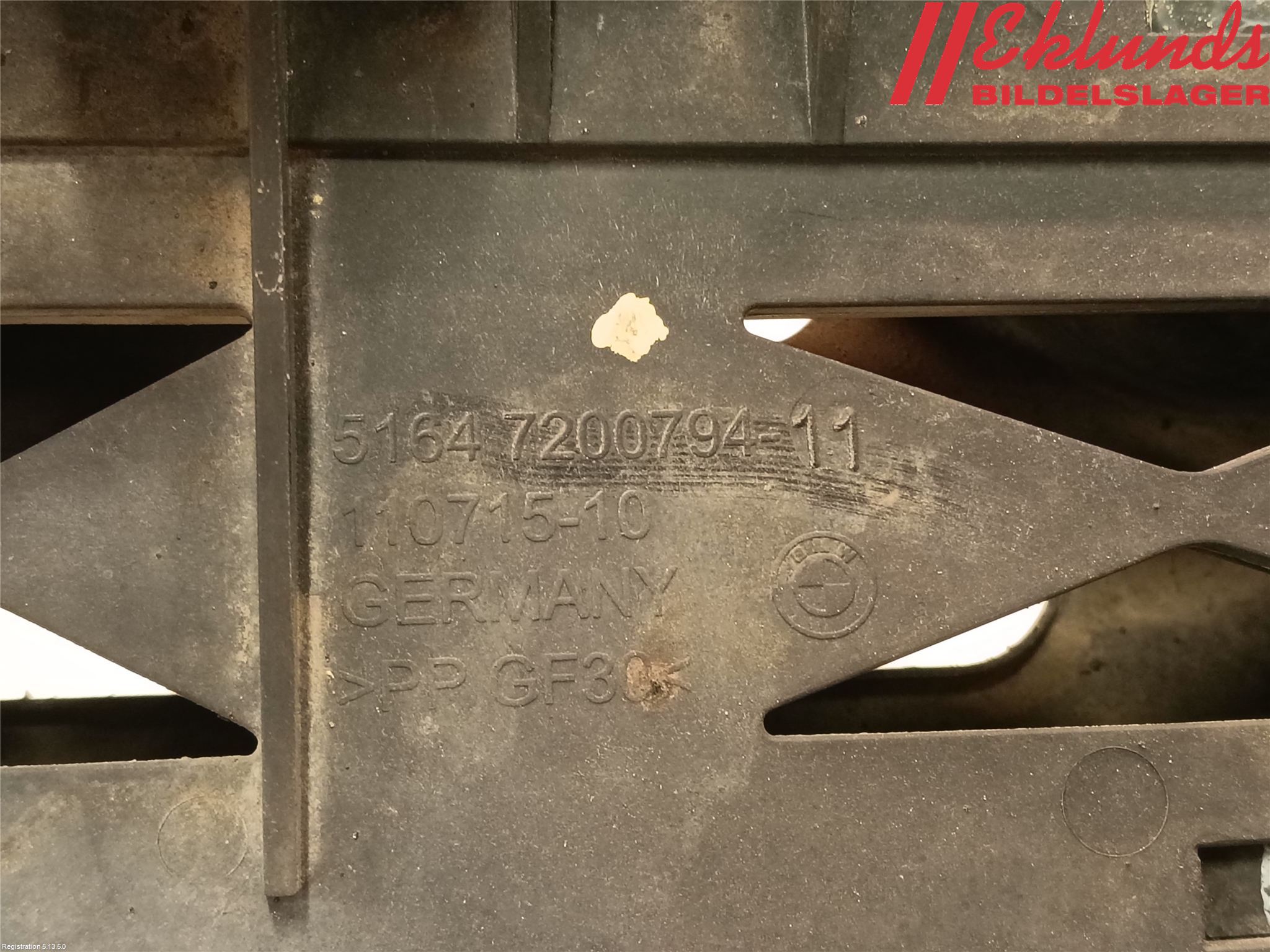 BMW 5 F10/F11/F18 09-17 Strålkastarsarg Höger