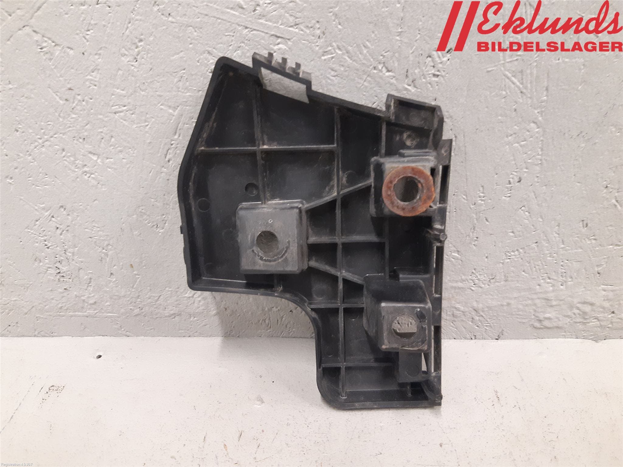 Volvo V60 11-13 Stötfångarfäste Bak Vä
