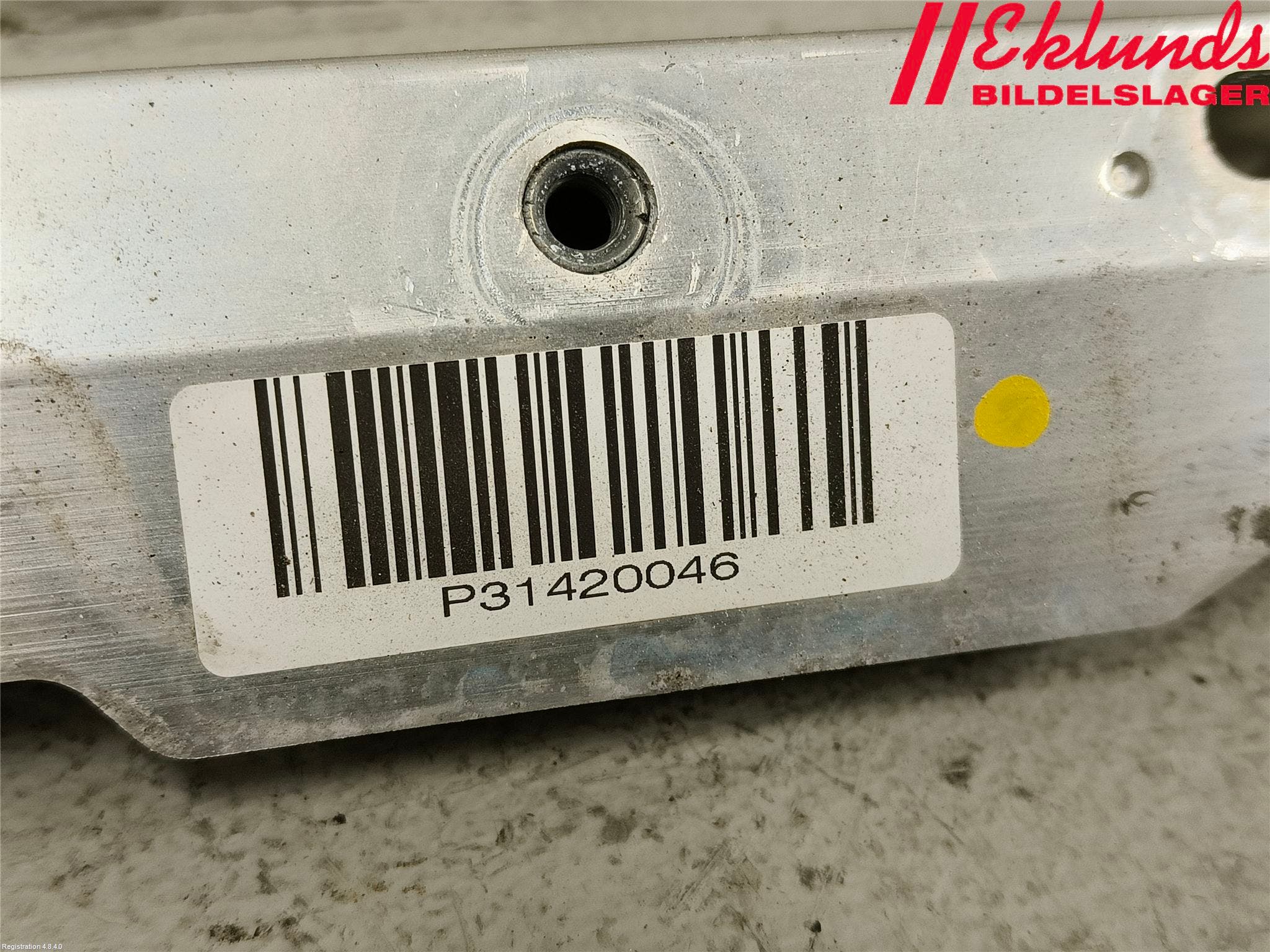 Volvo V90 CROSS COUNTRY 17->> Fjäderbensstag