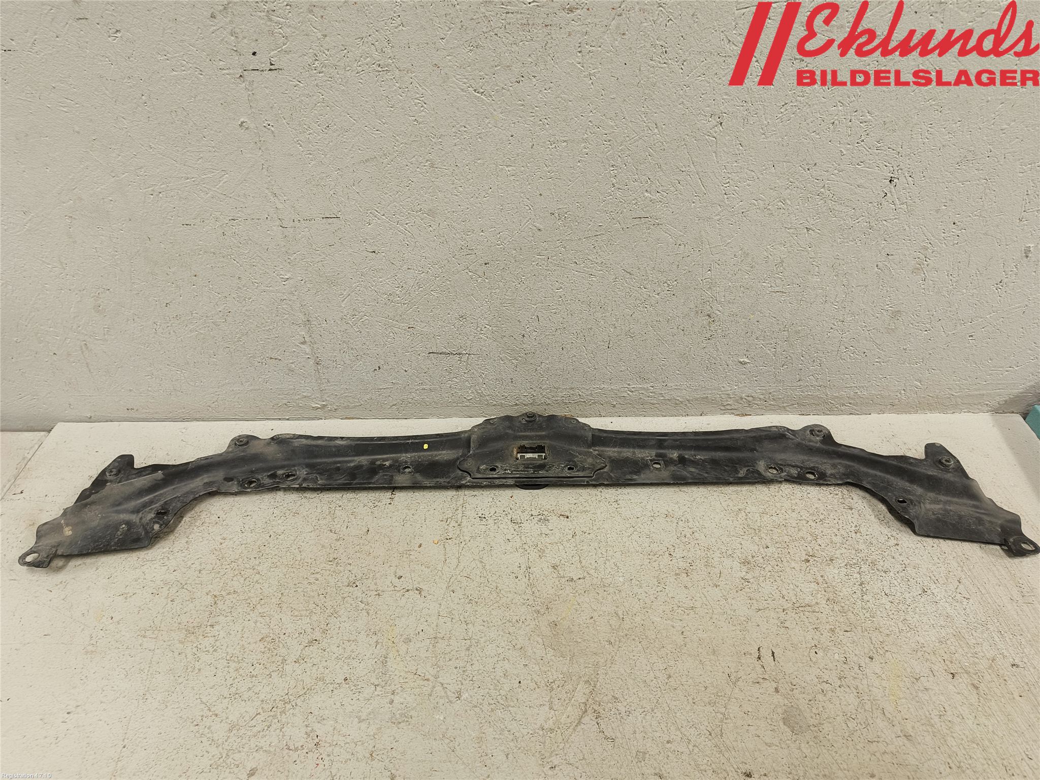 BMW 5 E60/61 Sed/Tou 02-10 Front Huvlåsplåt-Balk