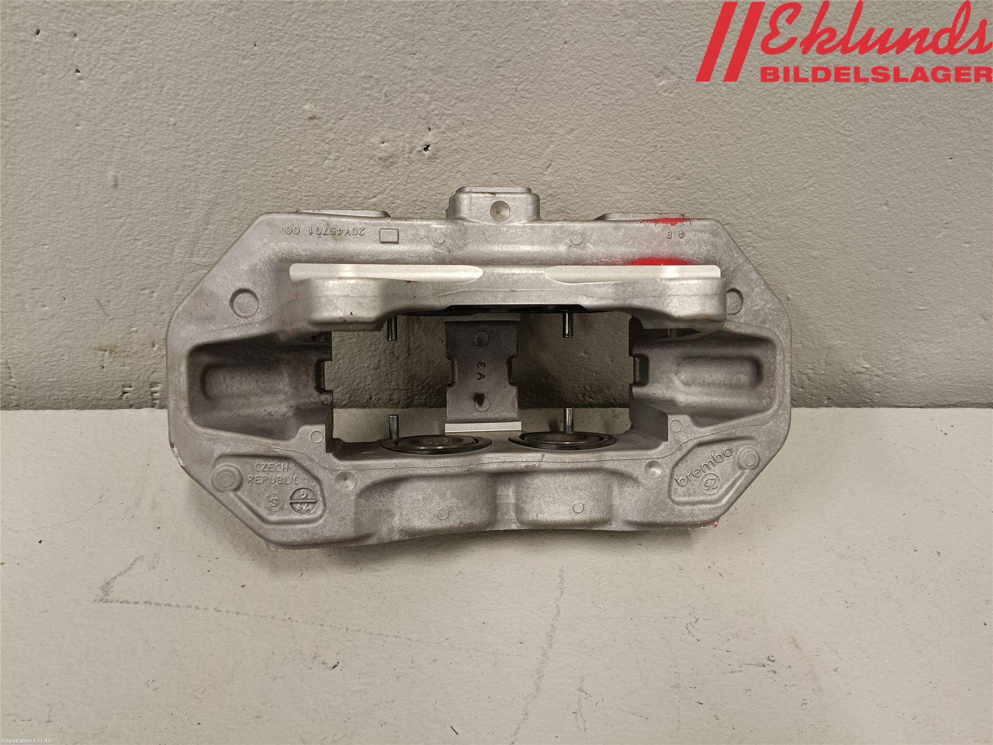 Tesla MODEL Y 21- Bromsok Fram Vänster