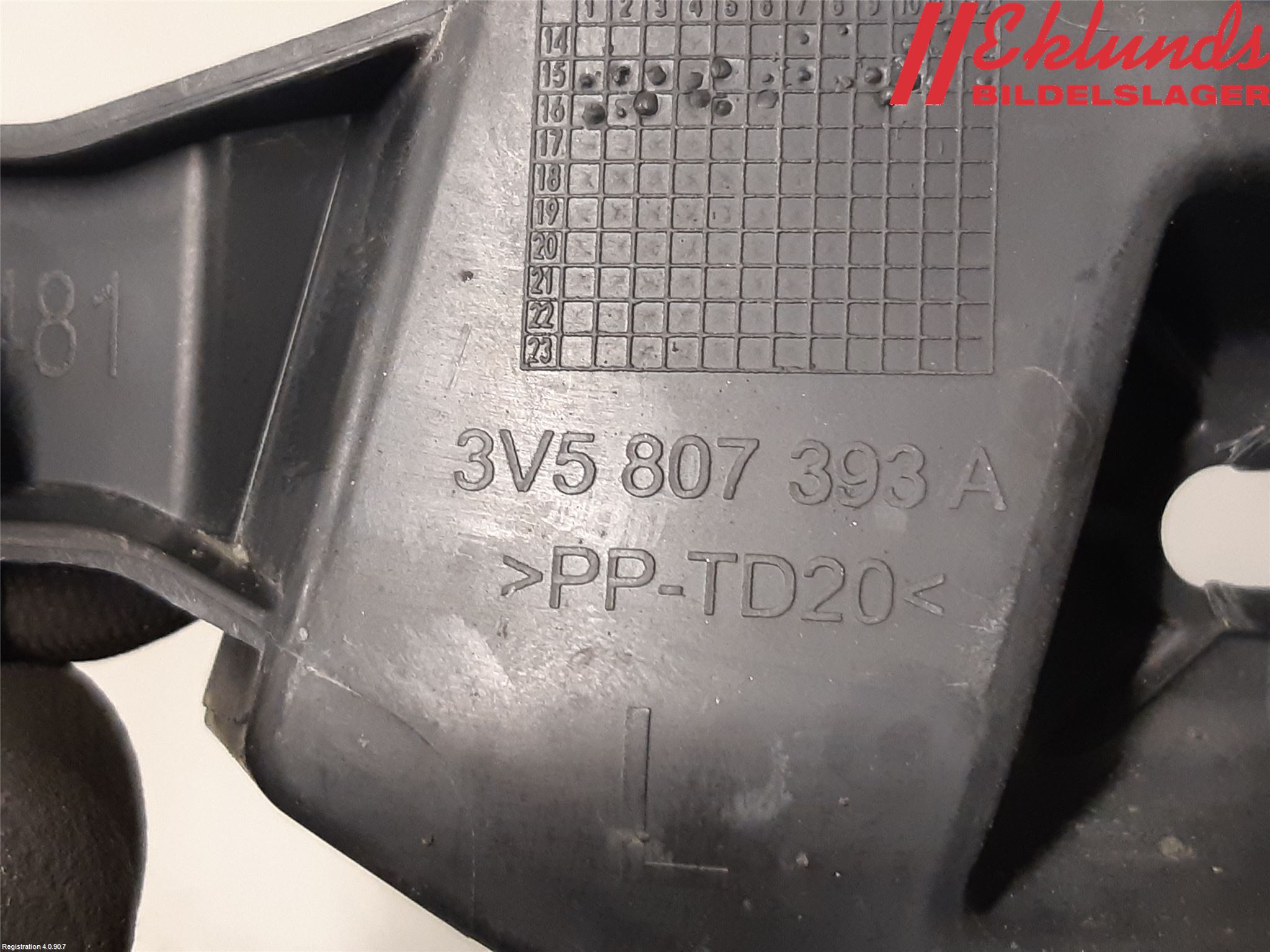 Skoda SUPERB 16-24 Stötfångarfäste Bak Vä