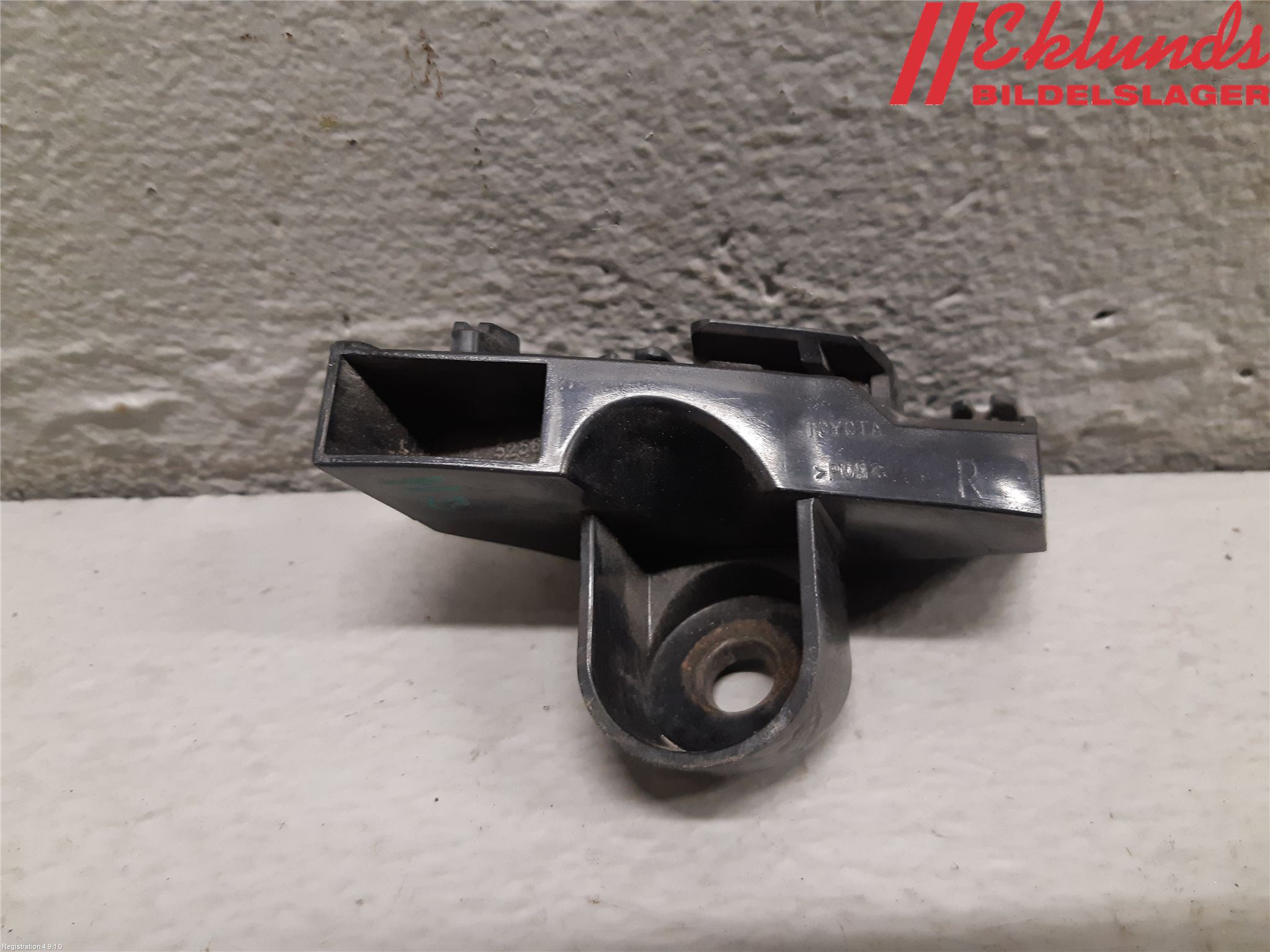 Toyota AURIS 13-19 Stötfångarfäste Bak Hö