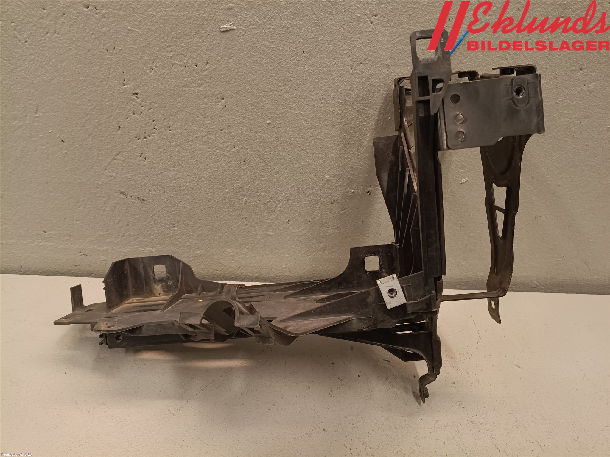 BMW 5 F10/F11/F18 09-17 Strålkastarsarg Höger