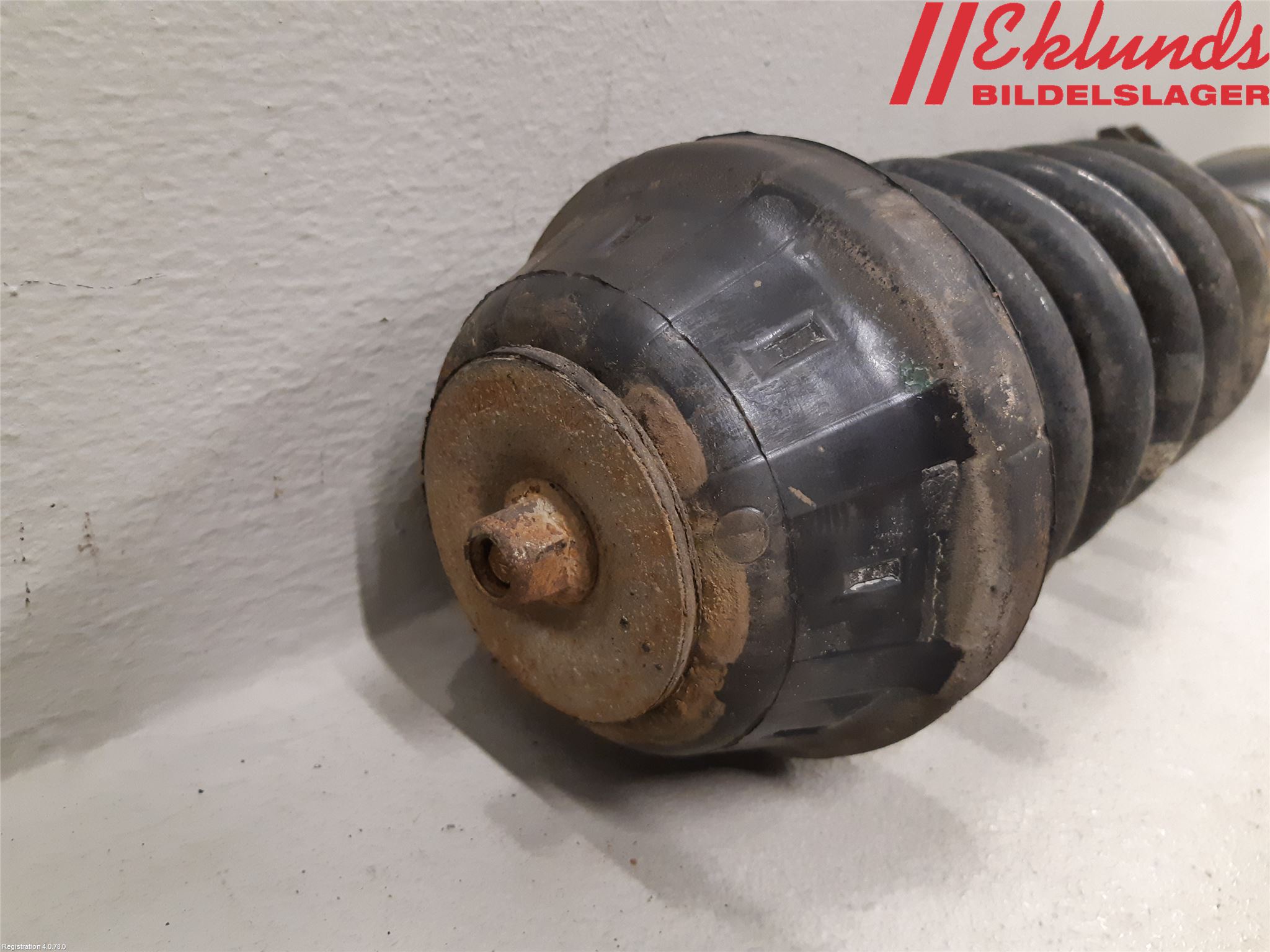 Volkswagen VW AMAROK 2H 10-22 Fjäderben Fram Höger