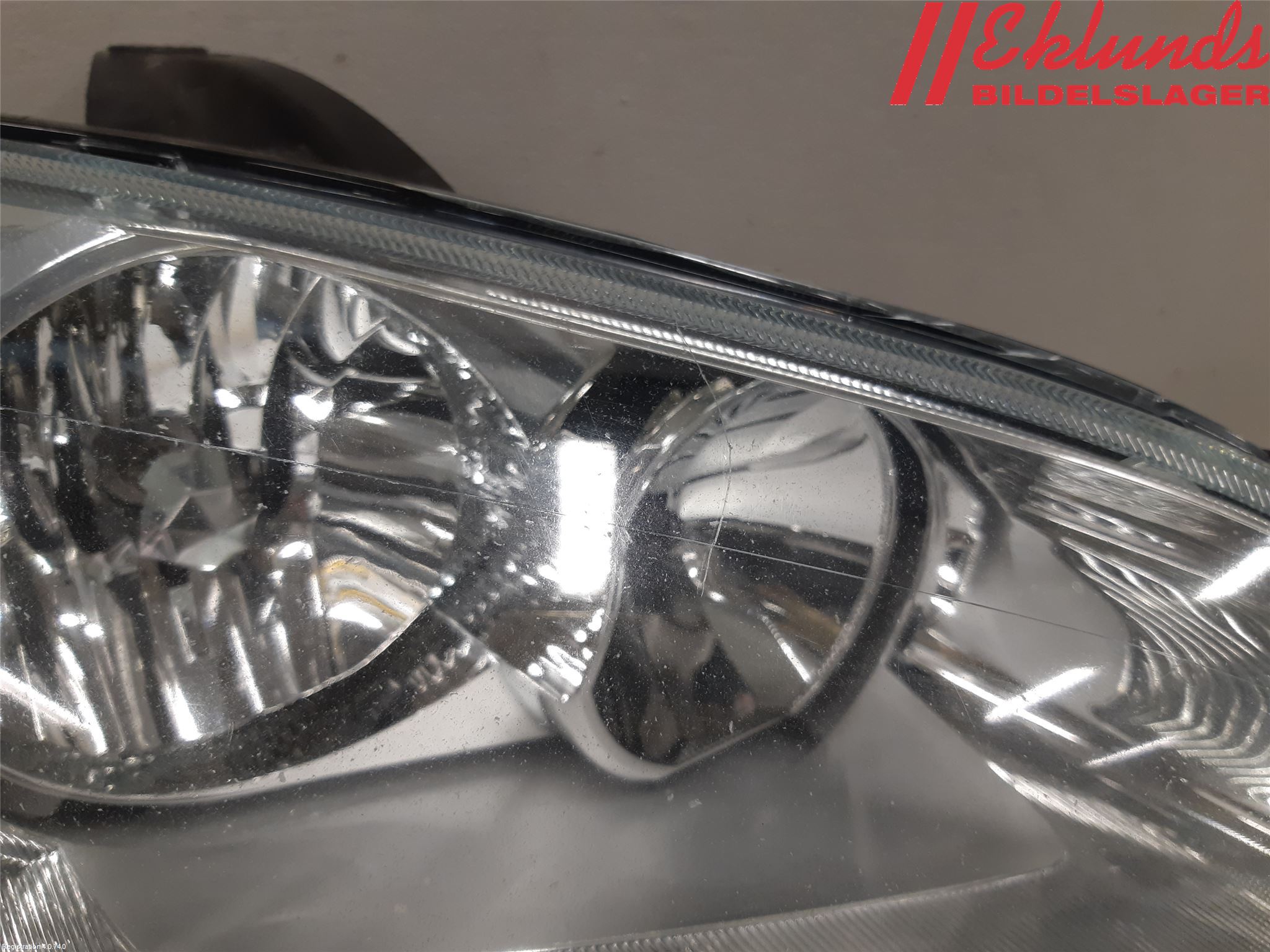 Ford FOCUS     04-07 Strålkastare Höger