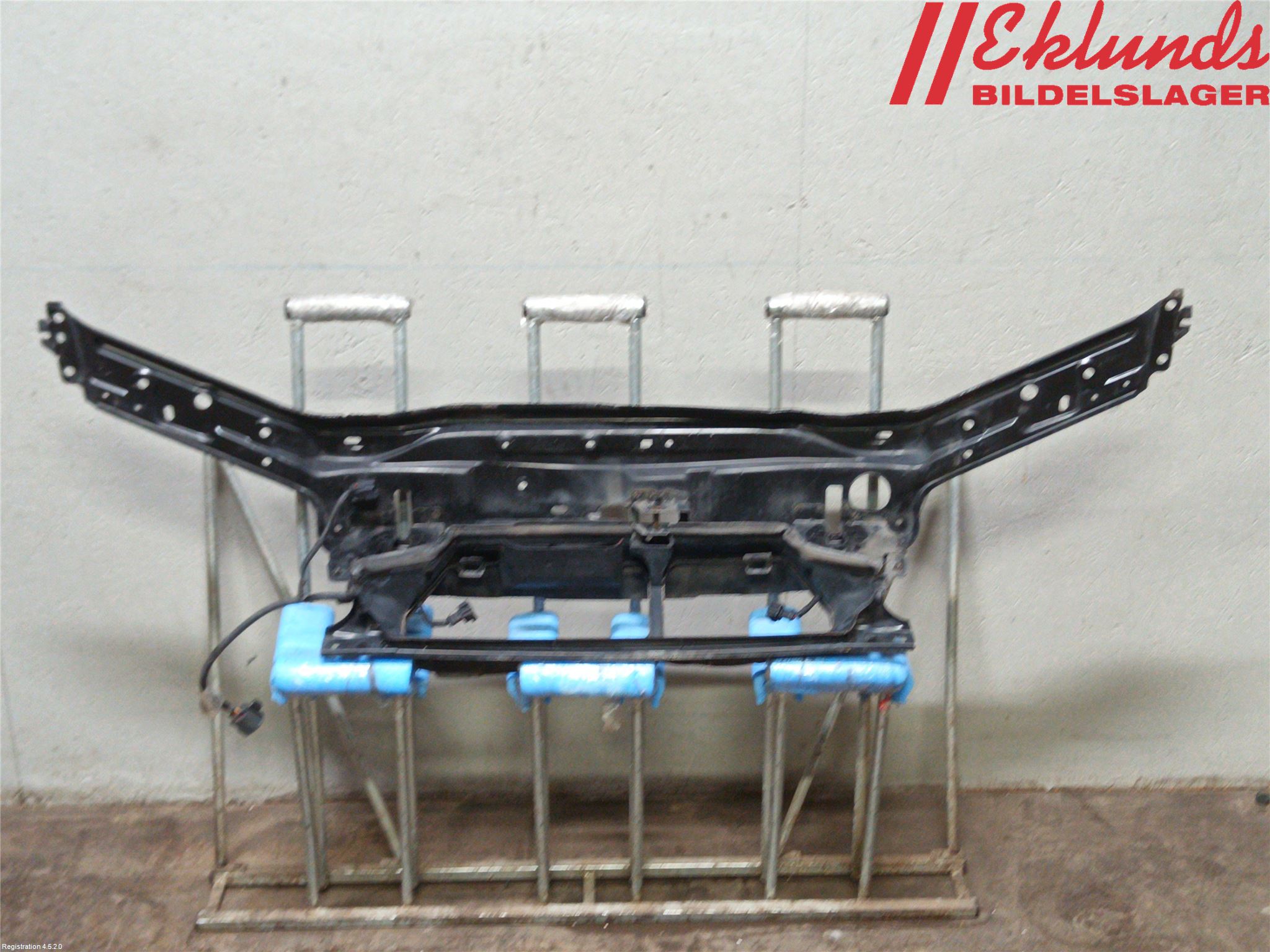 Volvo XC70 01-04 Front Huvlåsplåt-Balk