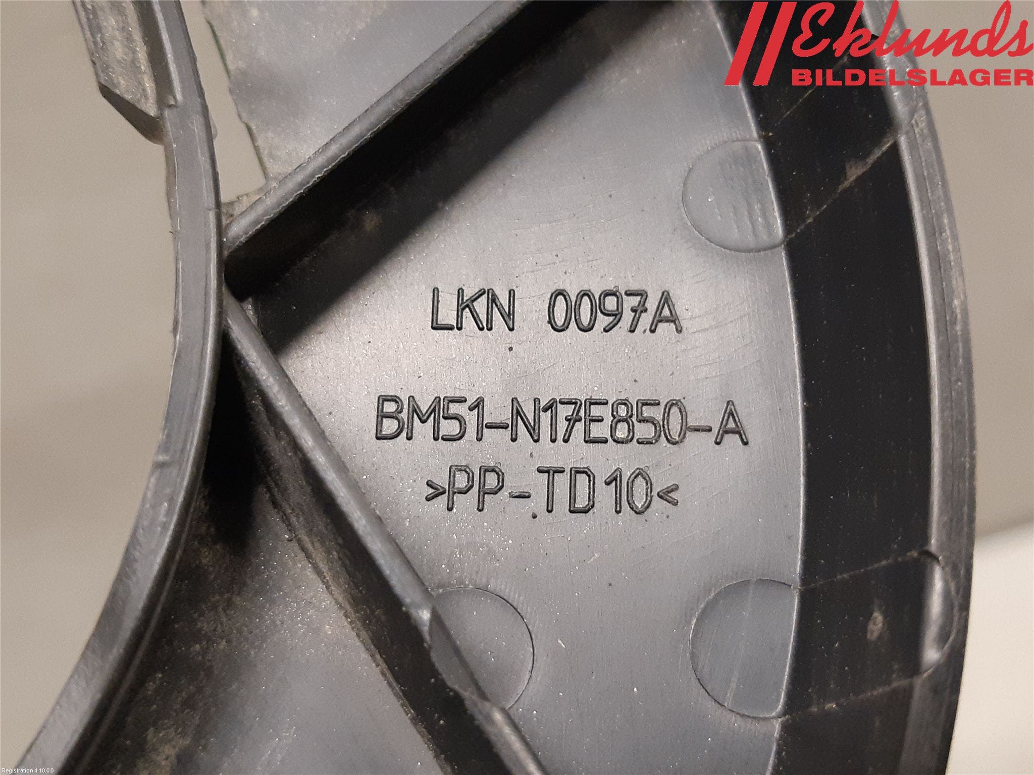 Ford FOCUS 15-18 Stötfångarfäste Bak Hö