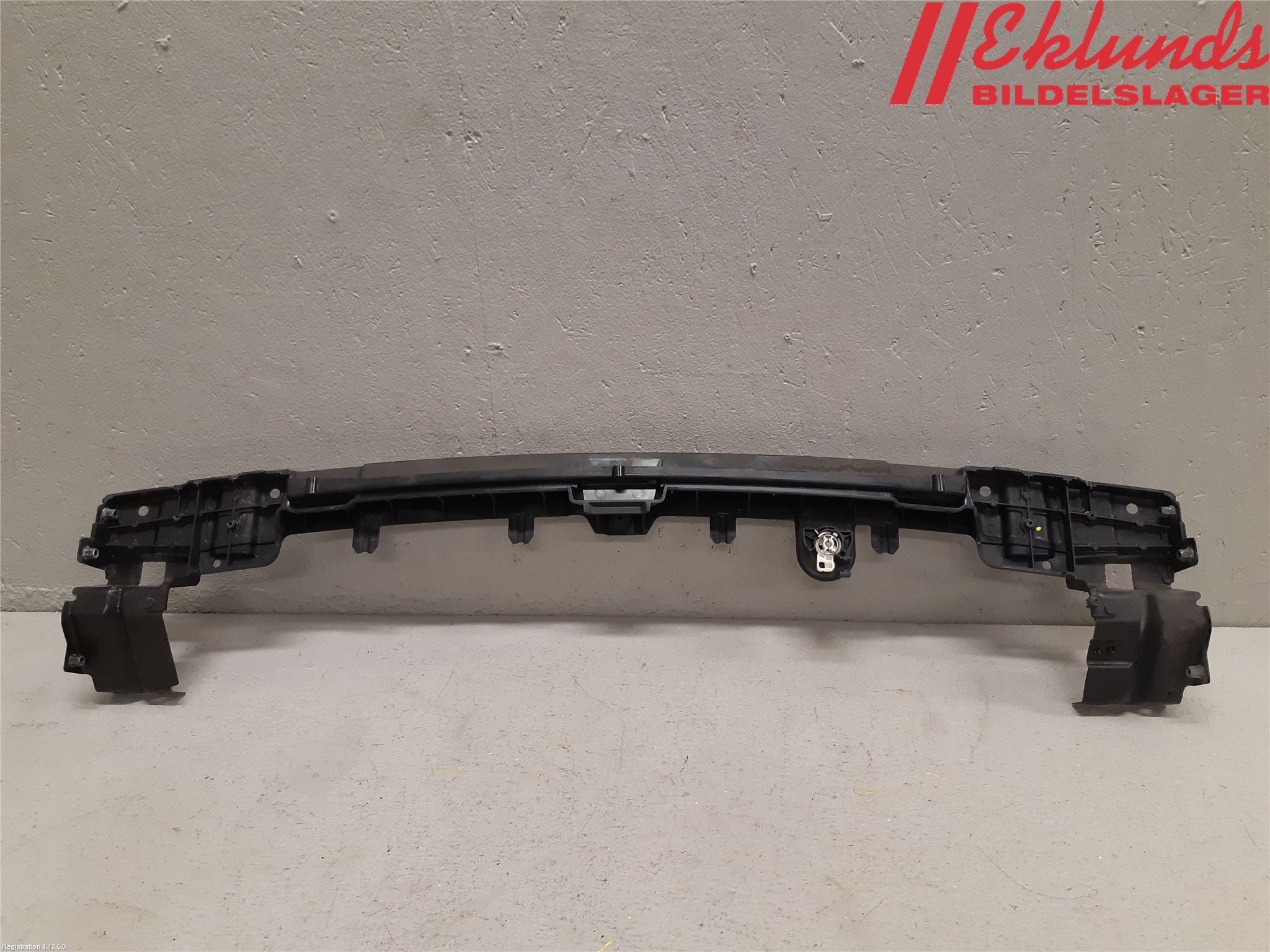 Volvo V90 17->> Front Huvlåsplåt-Balk