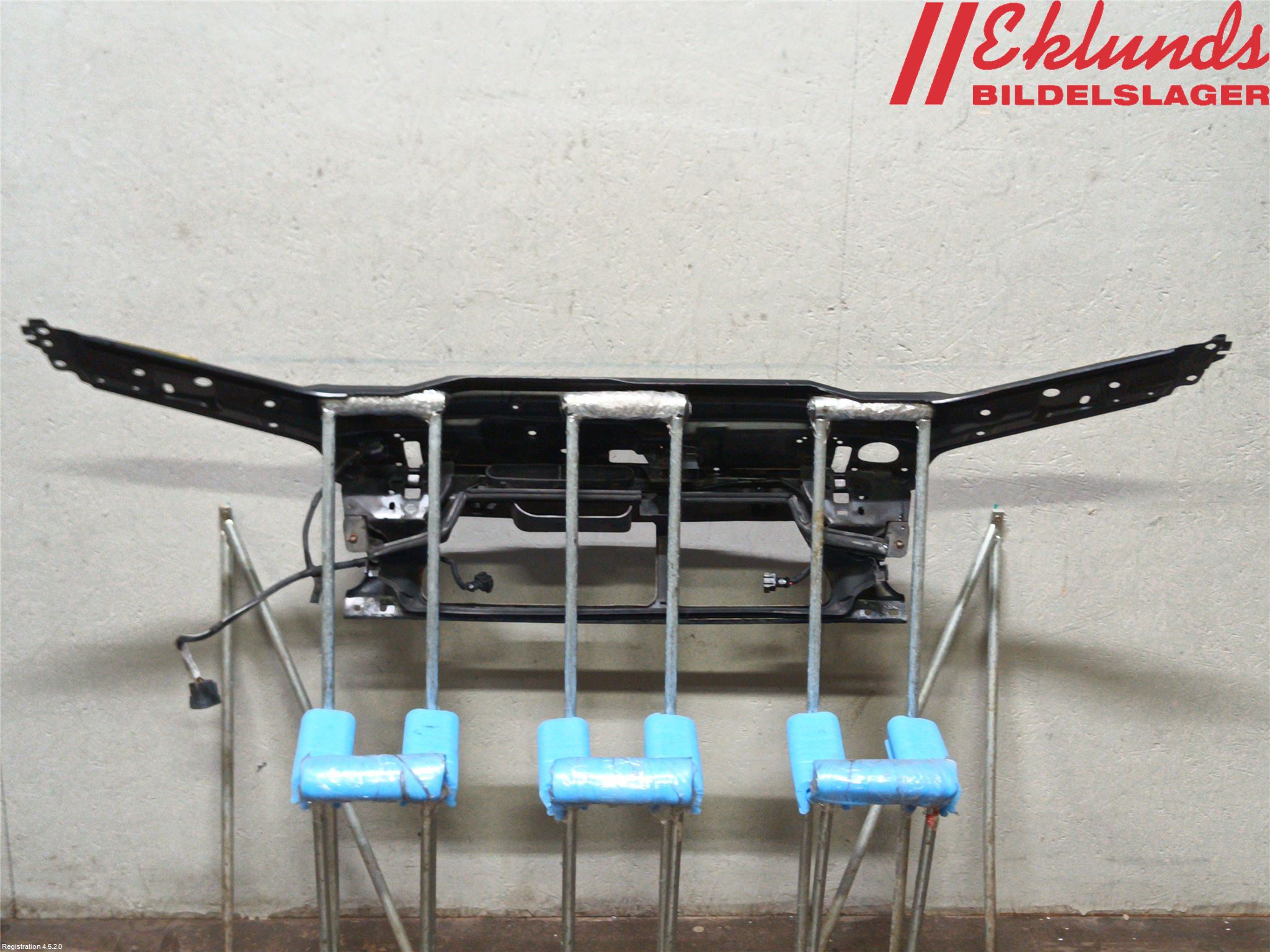 Volvo V70 05-08 Front Huvlåsplåt-Balk