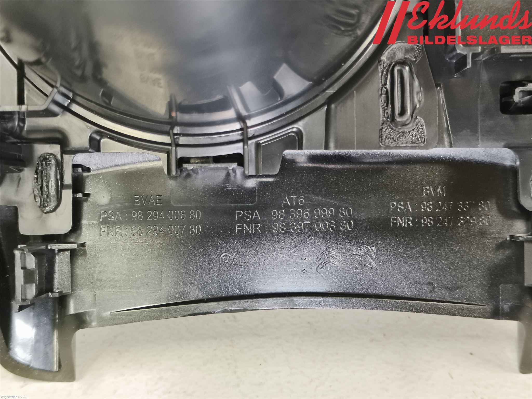Peugeot 2008/E-2008 20- Instrumentkonsoll Mitt