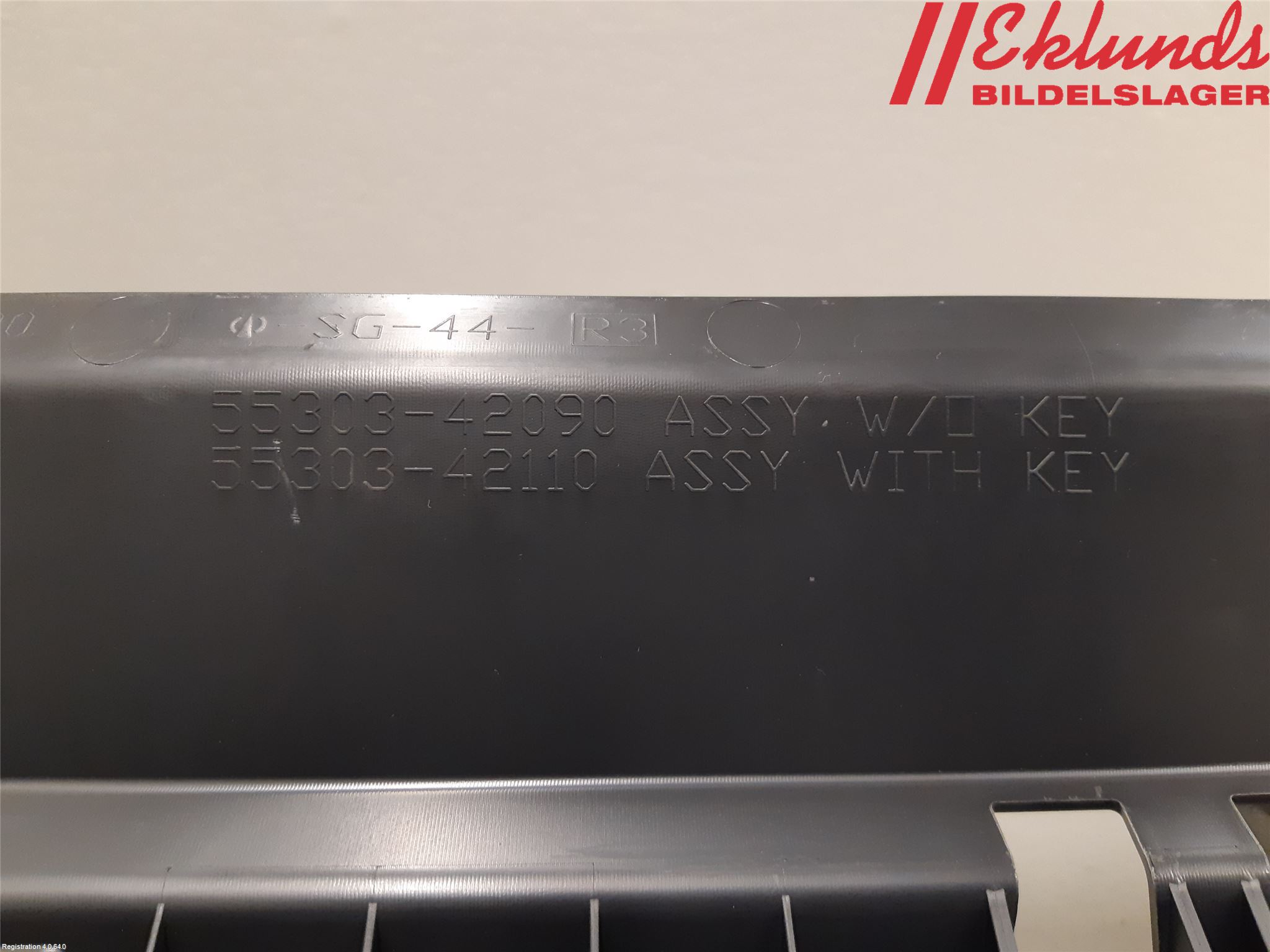 Toyota RAV4 19- Handskfack